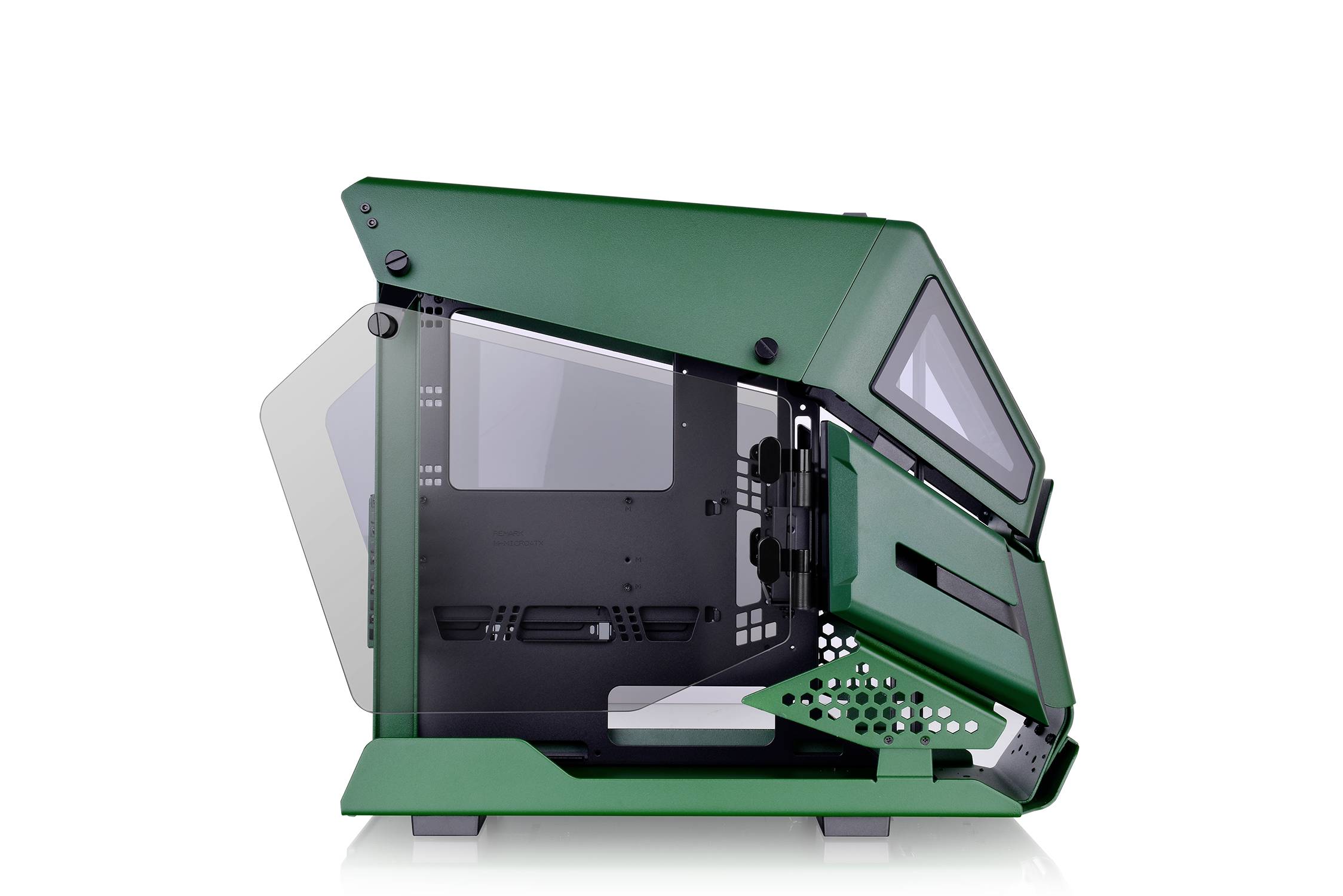 L'image montre un boîtier d'ordinateur vert et futuriste avec une paroi latérale ouverte, révélant un système de refroidissement moderne et des composants de pointe.