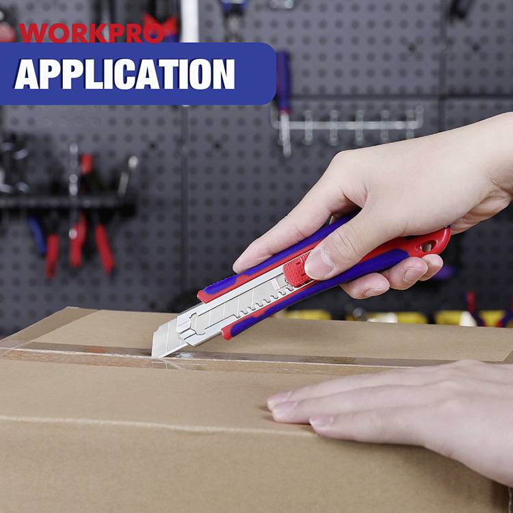 Un main coupe du carton avec un cutter rouge. Au fond, un mur d'outils est flou. Texte en haut à gauche : WORKPRO APPLICATION.