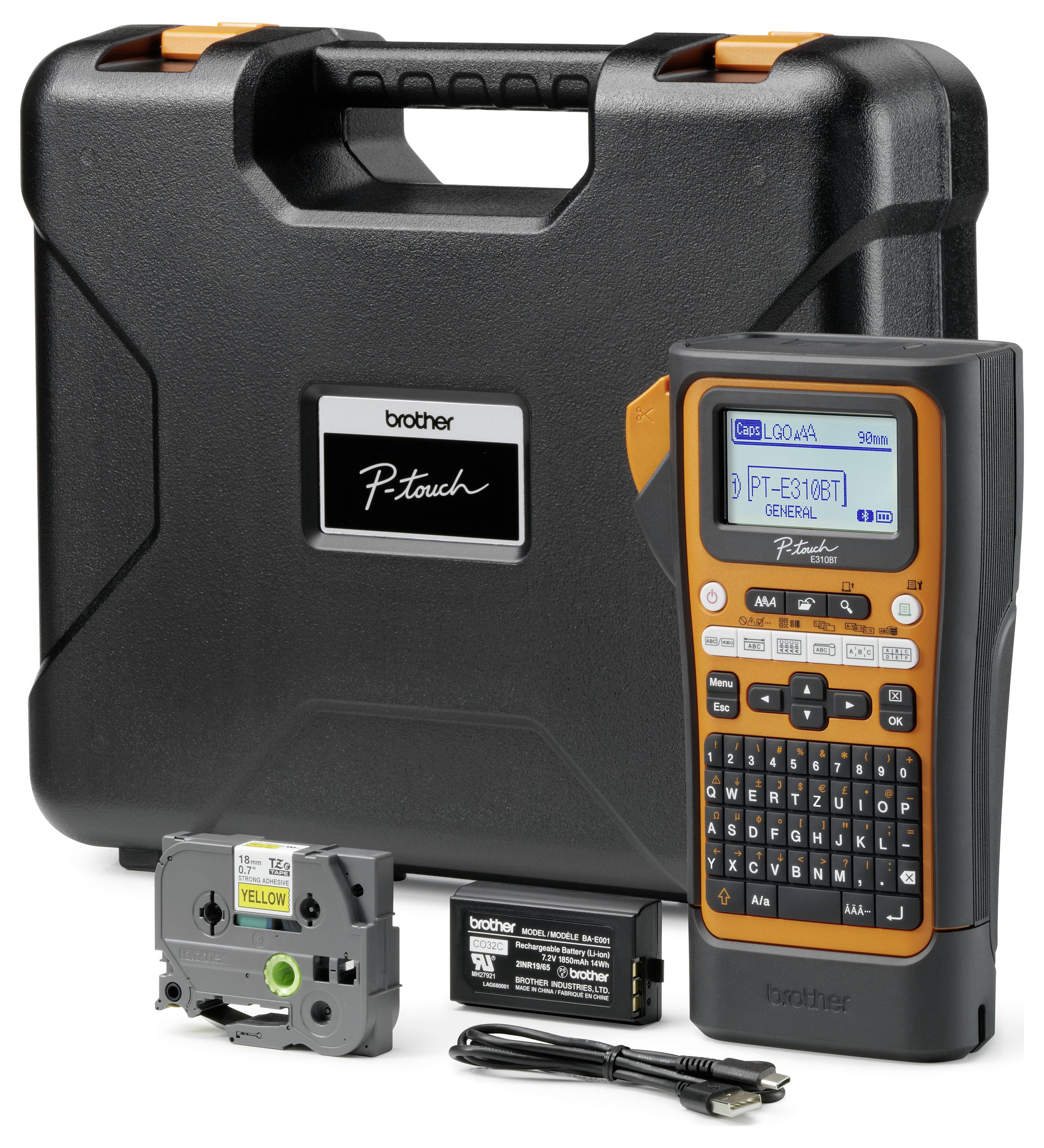 Ensemble d'imprimante d'étiquettes comprenant un appareil portable orange et noir, un coffret noir fermé, un adaptateur secteur, un câble USB et une cassette de ruban d'étiquetage.