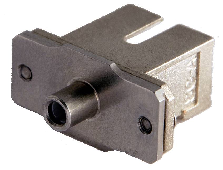 Adaptateur optique métallique en gros plan, montrant la ferrule centrale et deux vis de fixation latérales.