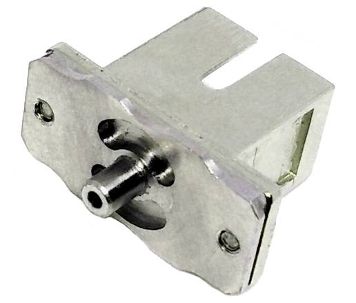 Un connecteur coaxial argenté, adapté pour une fixation sur une surface murale ou de circuit imprimé, présenté en gros plan.