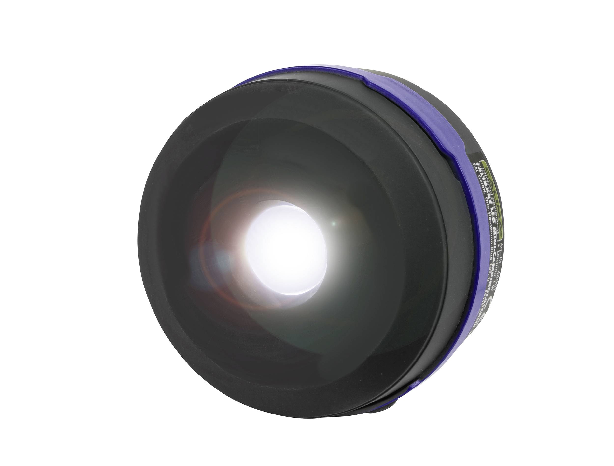 Une lampe de poche noire avec un bord bleu, allumée et émettant une lumière blanche vive.