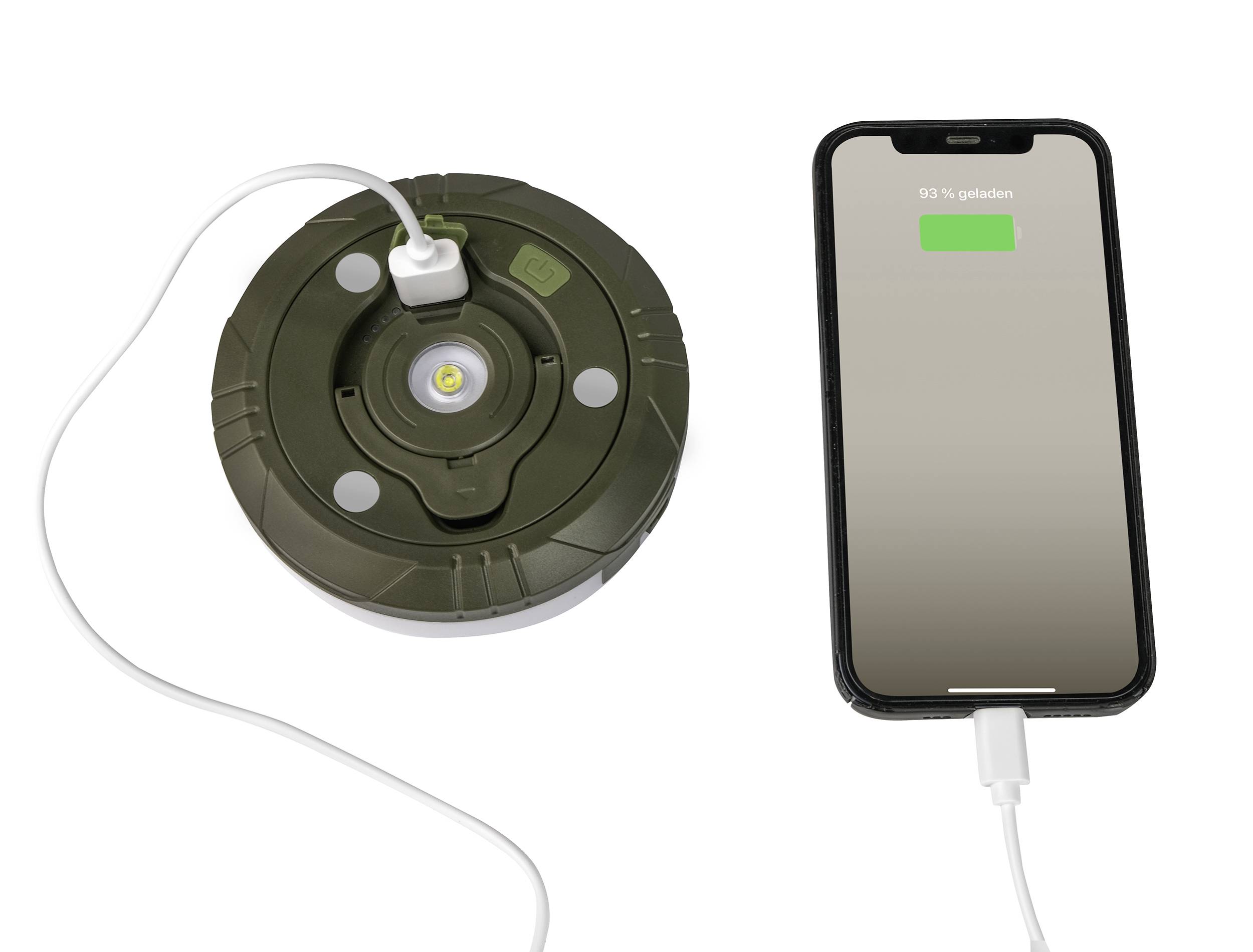 Smartphone chargé à 83 % sur un chargeur rond.