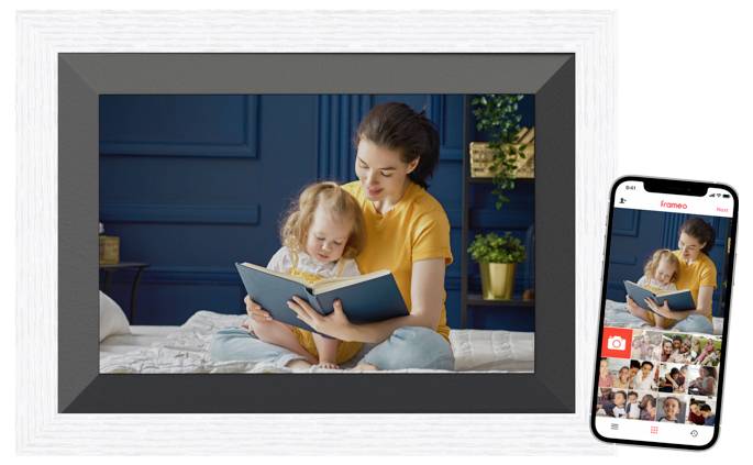 Un enfant et un adulte sont assis ensemble sur un canapé et regardent un livre. À côté, un smartphone affichant une application de collage photo.