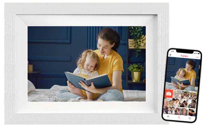 Une femme lit un livre à un jeune enfant. À côté de l'image se trouve un smartphone affichant une galerie de photos.