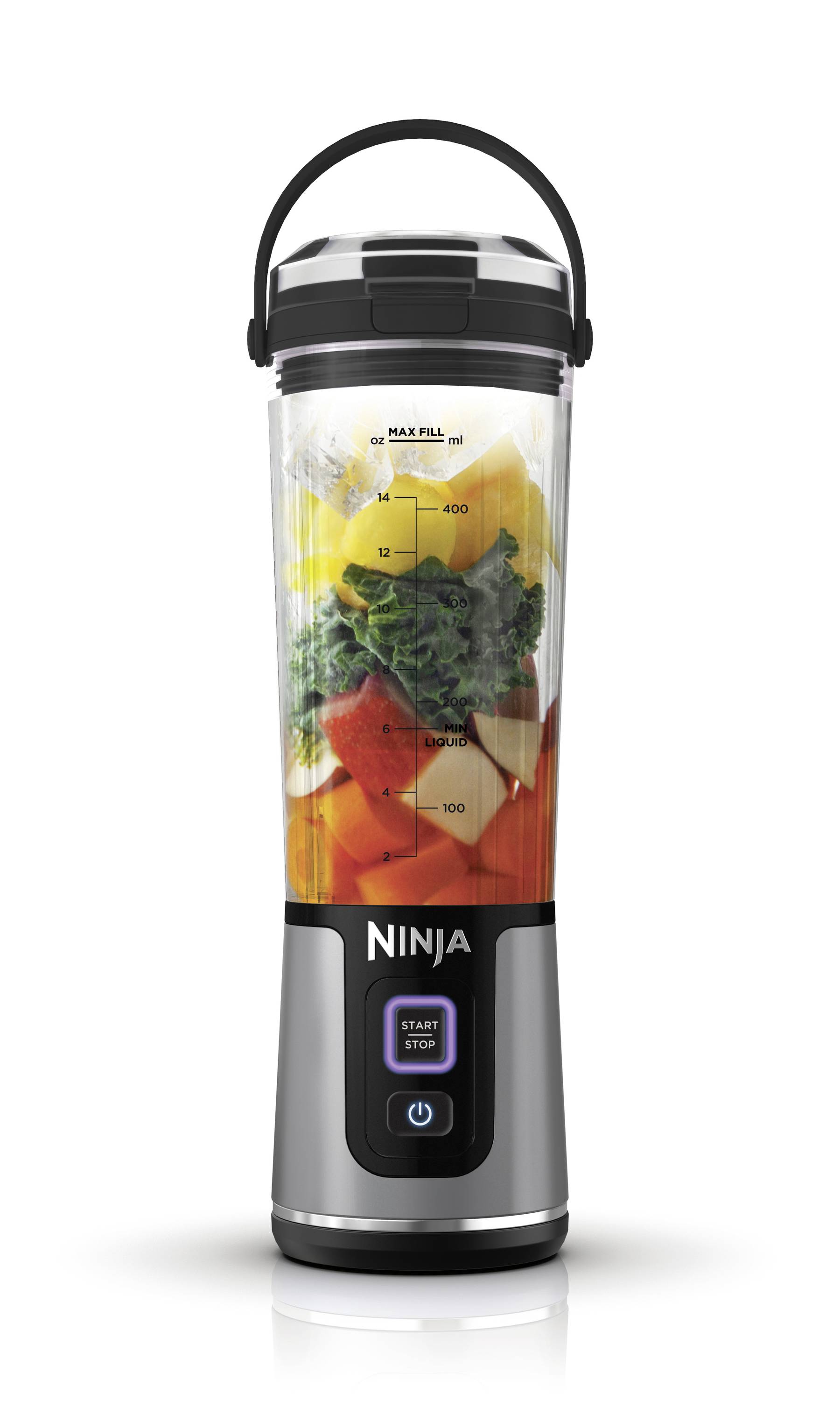 Mixeur portable avec divers fruits et légumes coupés en morceaux, affichage du niveau de remplissage sur le récipient.