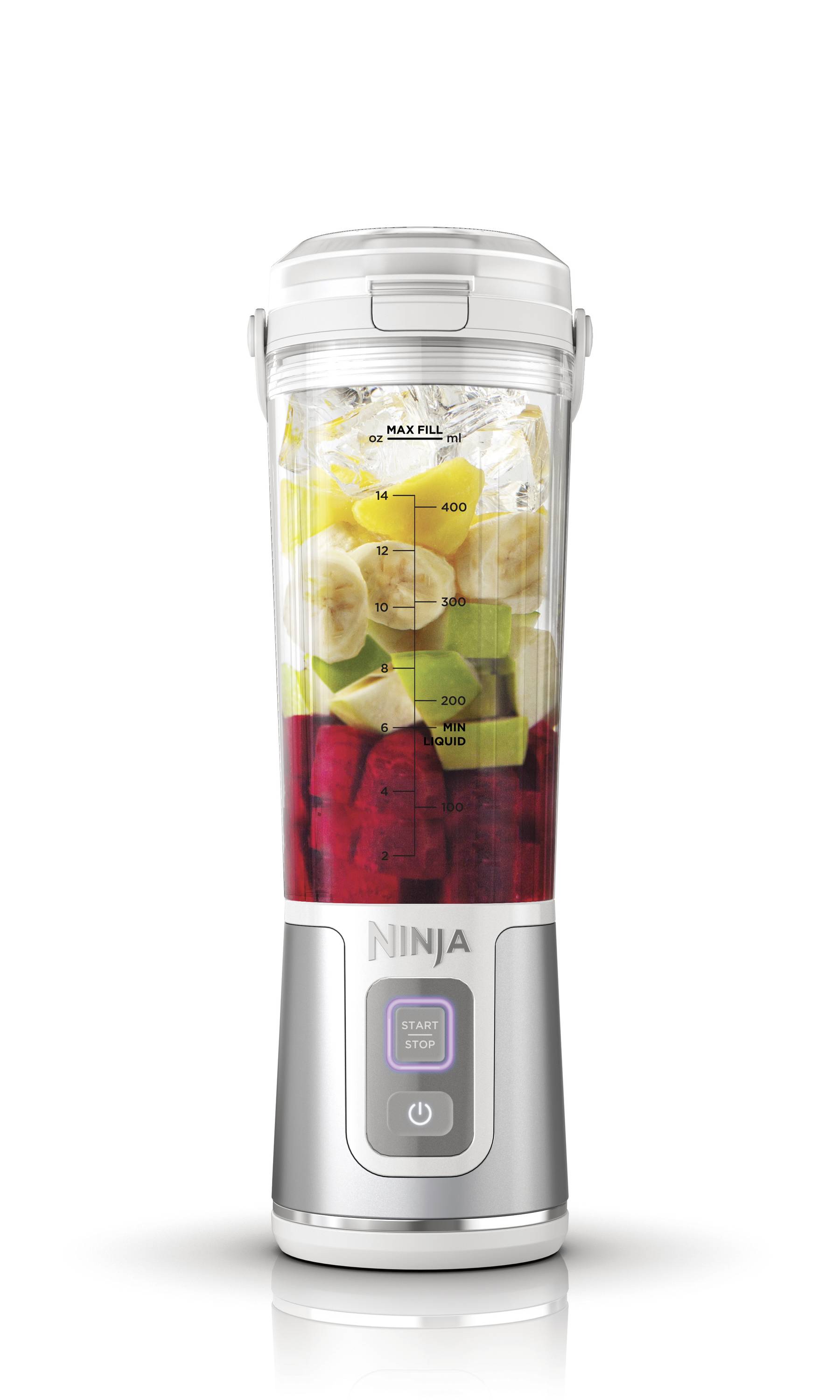 Un mixeur avec plusieurs morceaux de fruits, dont des bananes, des kiwis et des fruits rouges, affiche le niveau de remplissage maximal et est prêt à mixer.