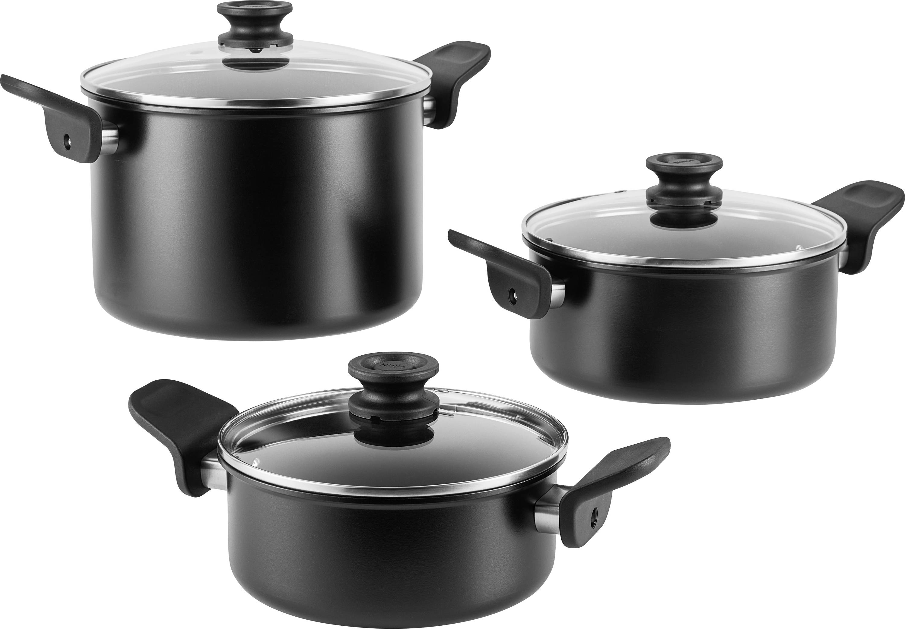 Trois casseroles noires avec couvercles en verre et poignées, disposées en différentes tailles. Adaptées à la cuisson sur la cuisinière.