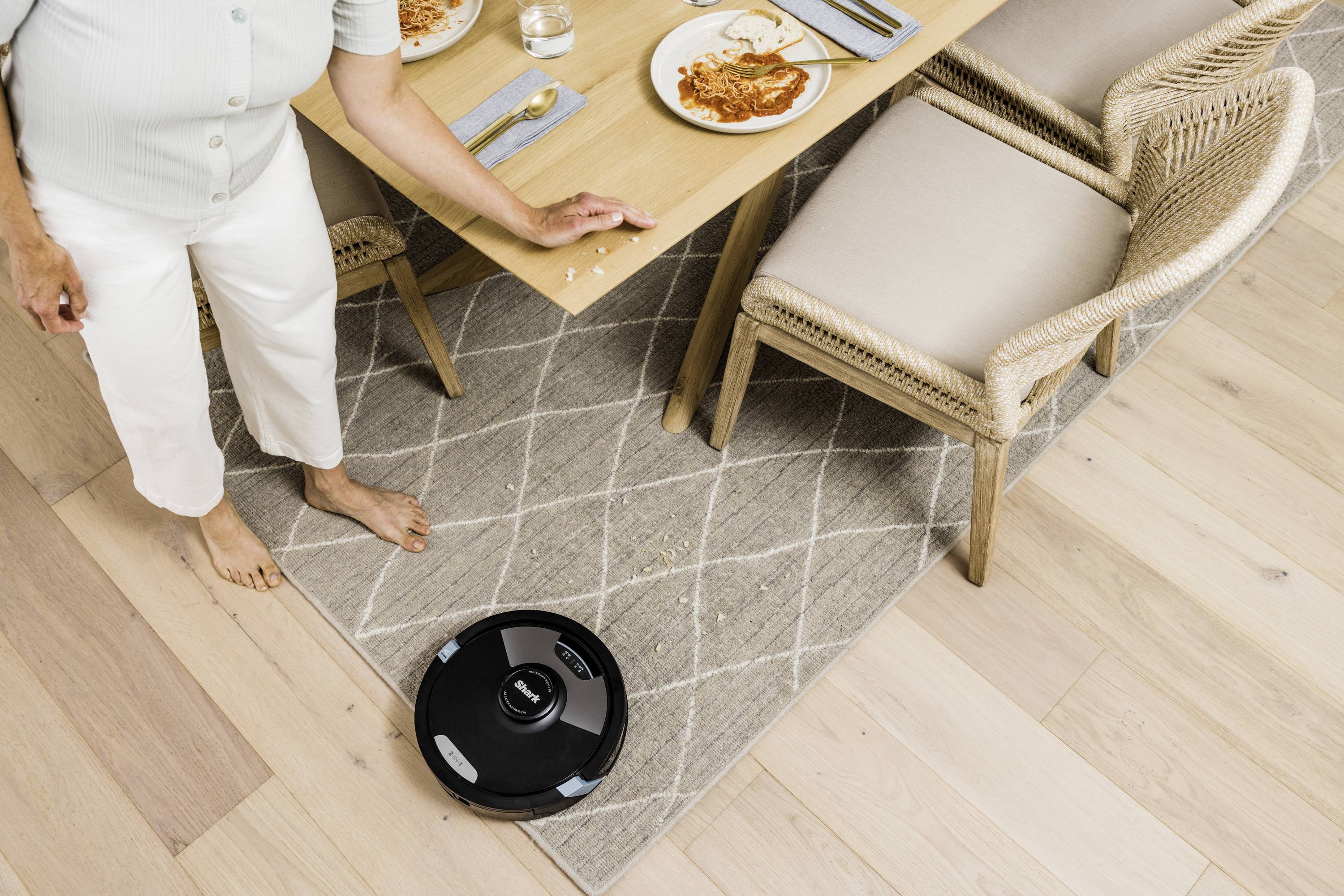 Shark Matrix Plus 2-in-1 Robot aspirateur et nettoyeur noir commande par application, sans sac, avec batterie, avec chargeur