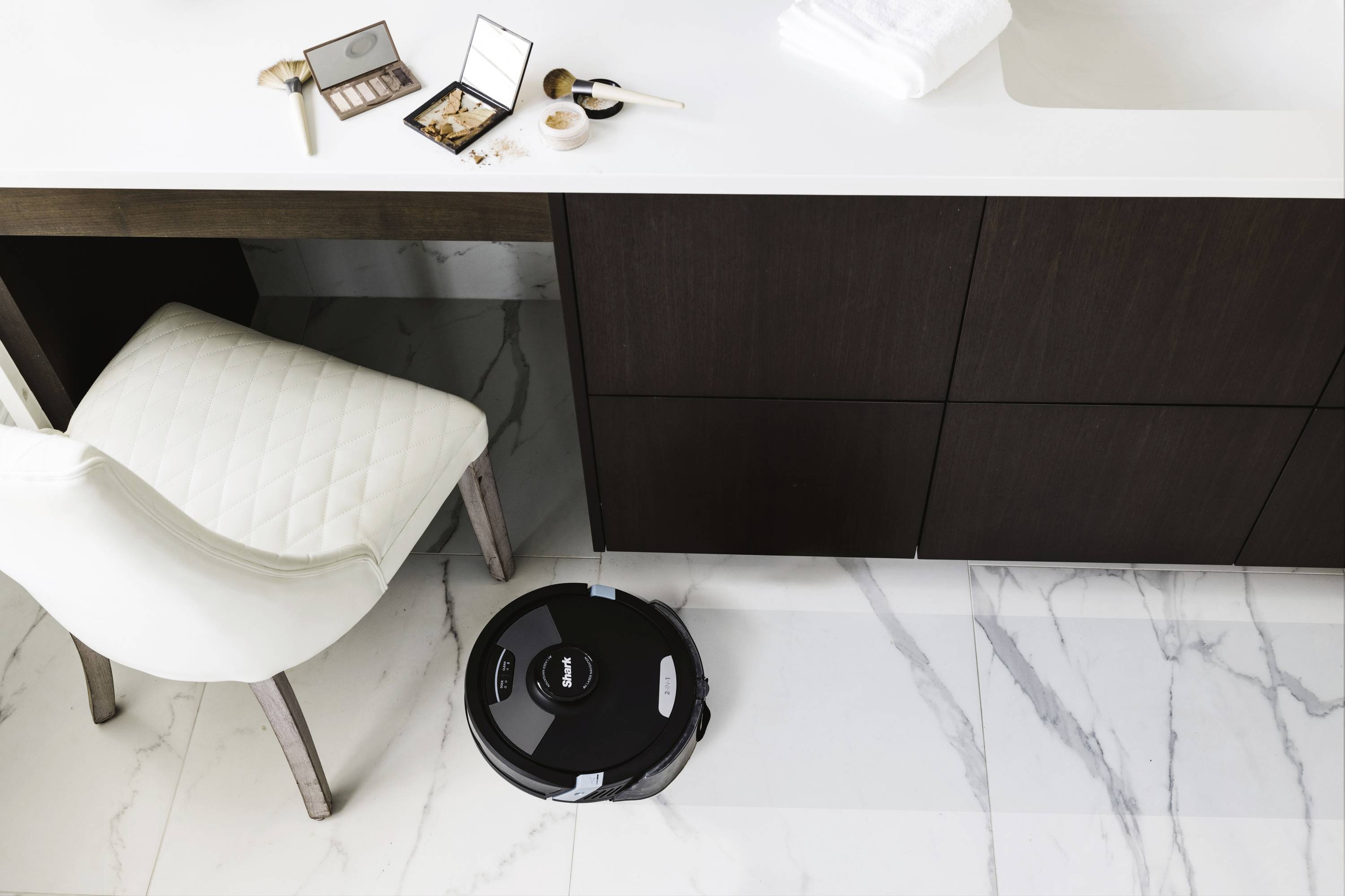 Shark Matrix Plus 2-in-1 Robot aspirateur et nettoyeur noir commande par application, sans sac, avec batterie, avec chargeur