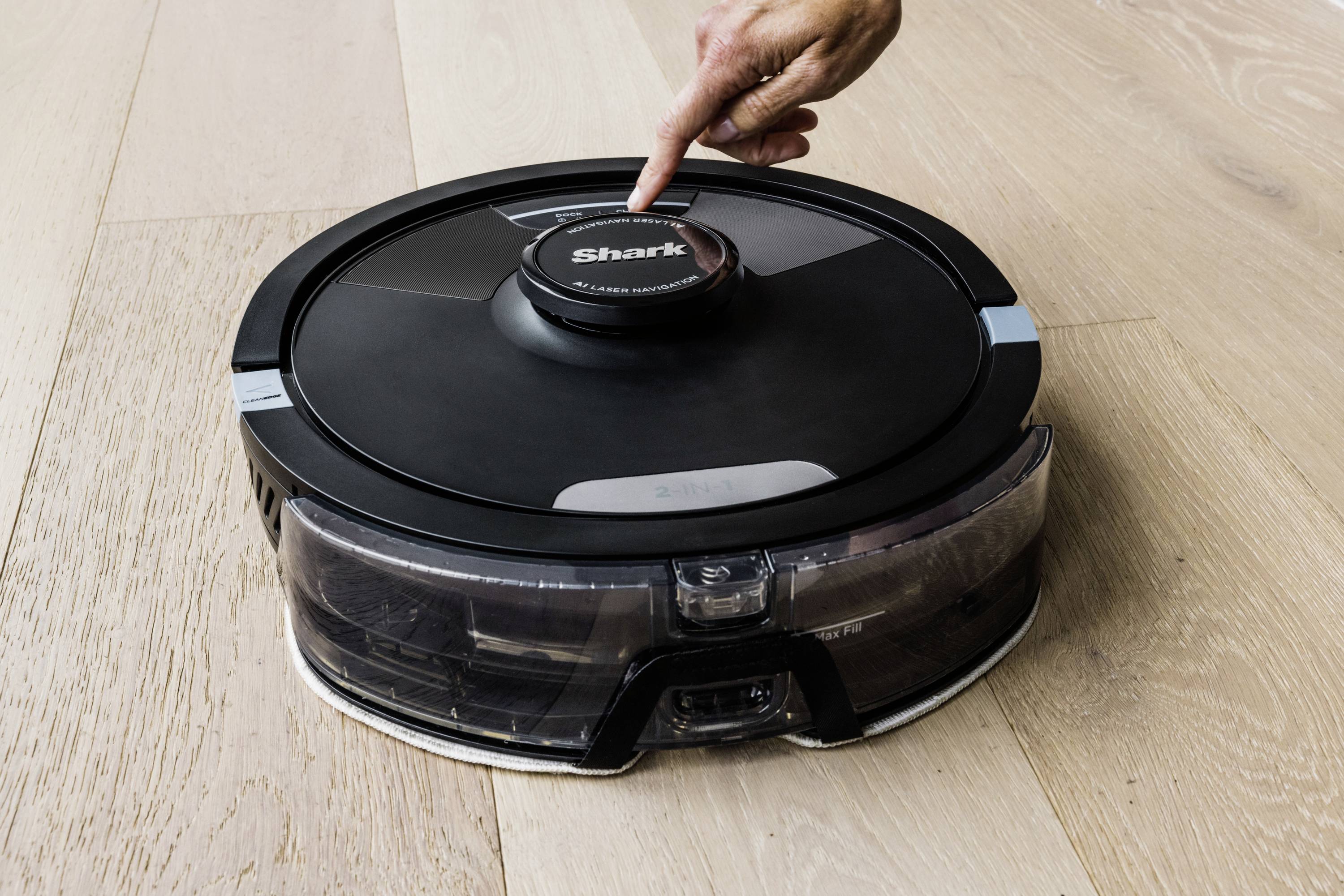 Shark Matrix Plus 2-in-1 Robot aspirateur et nettoyeur noir commande par application, sans sac, avec batterie, avec chargeur