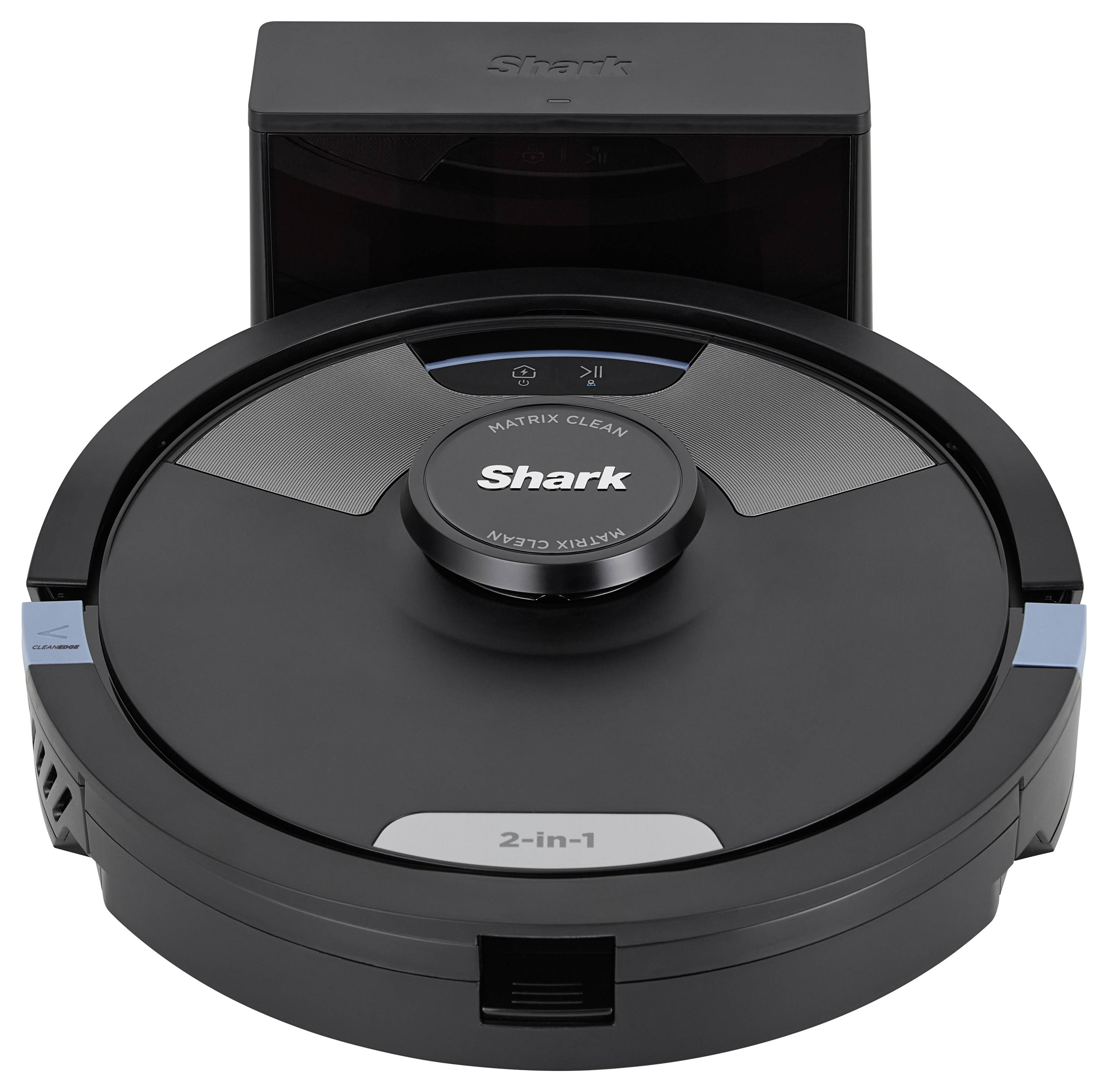 Aspirateur robot noir de la marque Shark posé sur sa station de charge ; illustrant le design de nettoyage 2-en-1 de l'appareil.