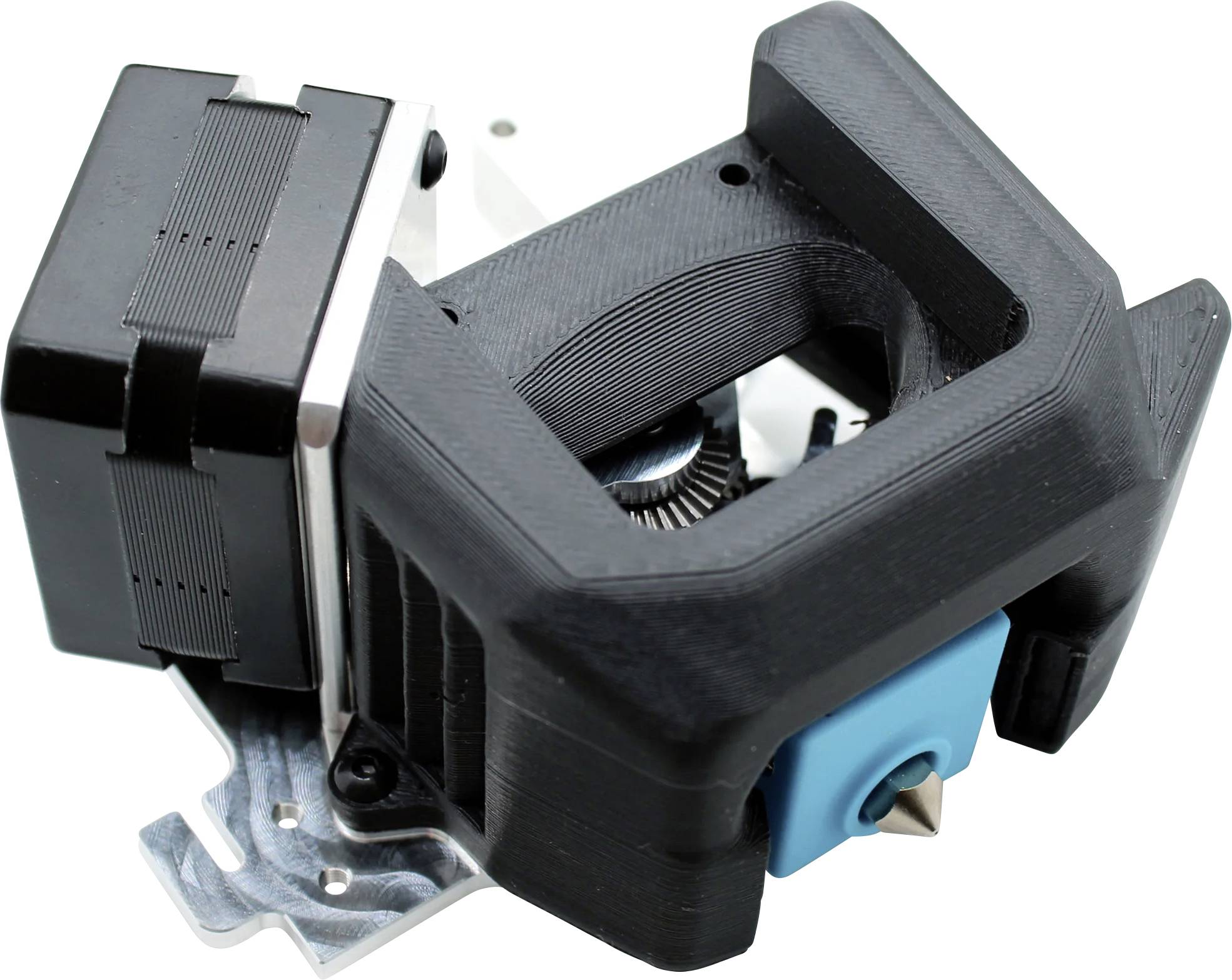 Gros plan d'un support en plastique noir imprimé en 3D maintenant un composant électronique bleu et un support métallique sur un fond blanc.