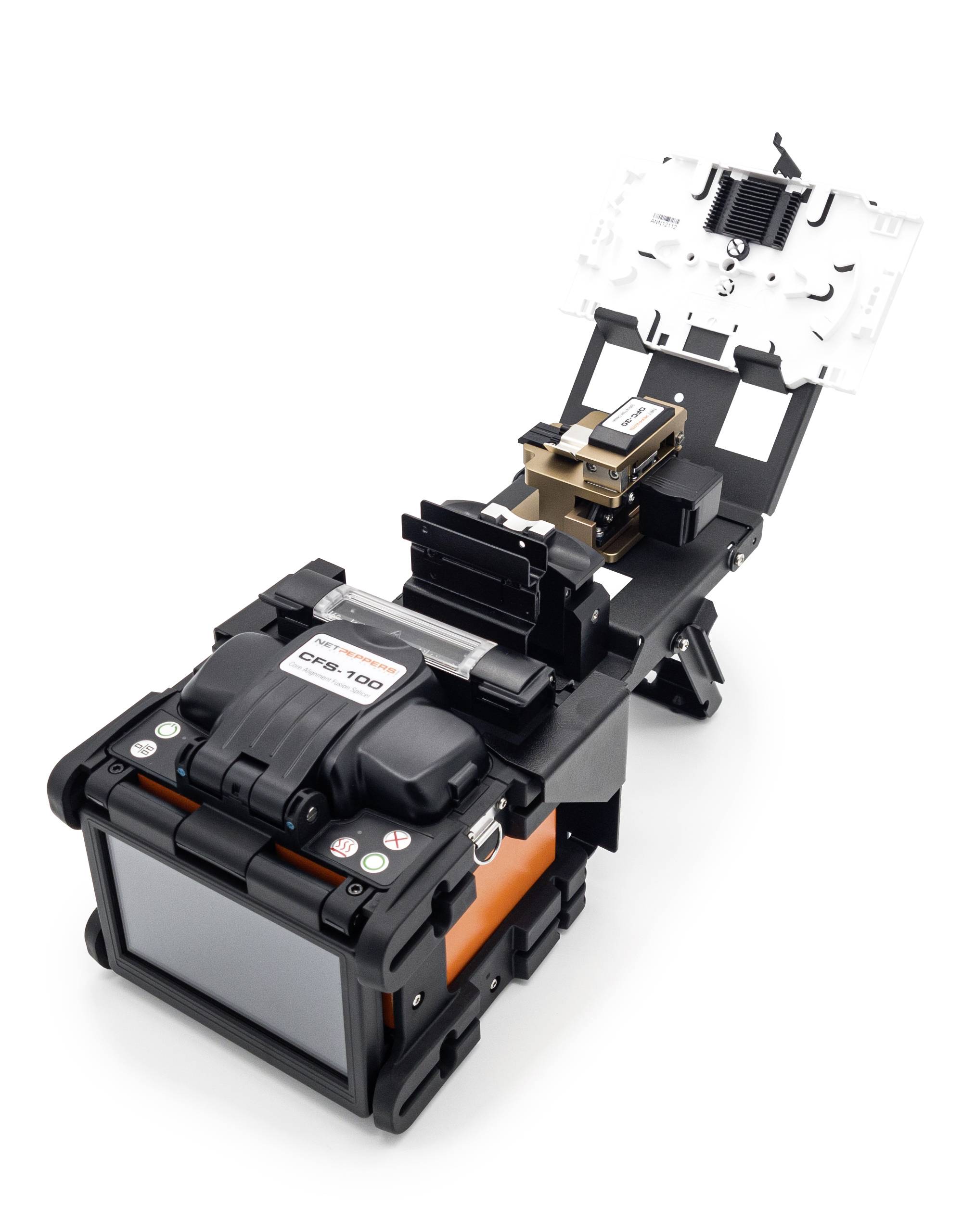 Dispositif d'épissure de fibre optique avec couvercle ouvert, prêt à connecter les extrémités de fibres optiques.