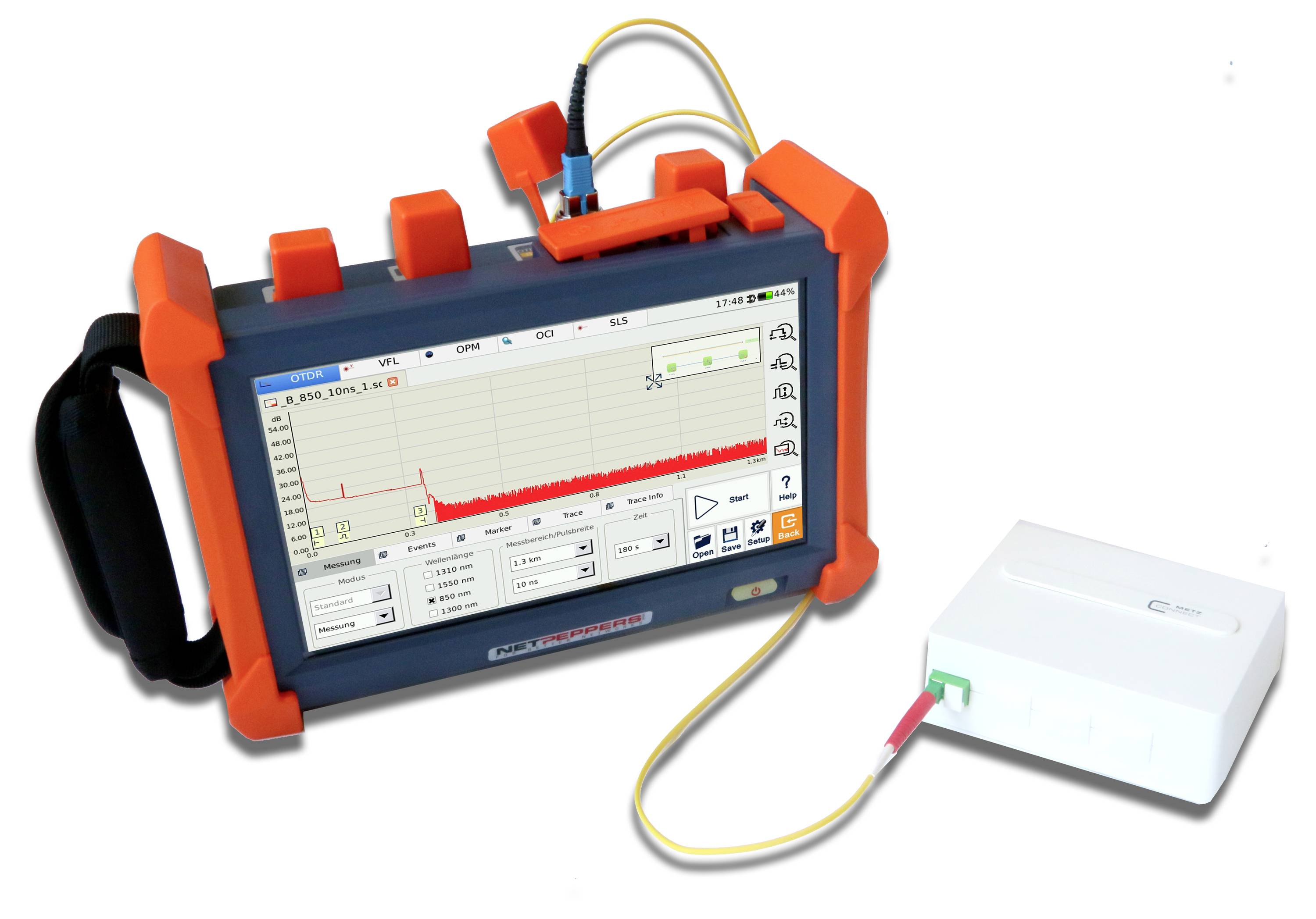 Un appareil de test optique portable doté d'un écran affichant un diagramme de signal graphique. Un module de mesure blanc y est connecté.