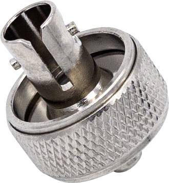 Un connecteur coaxial argenté à surface cannelée, adapté pour la transmission de signaux radio et télévisés.