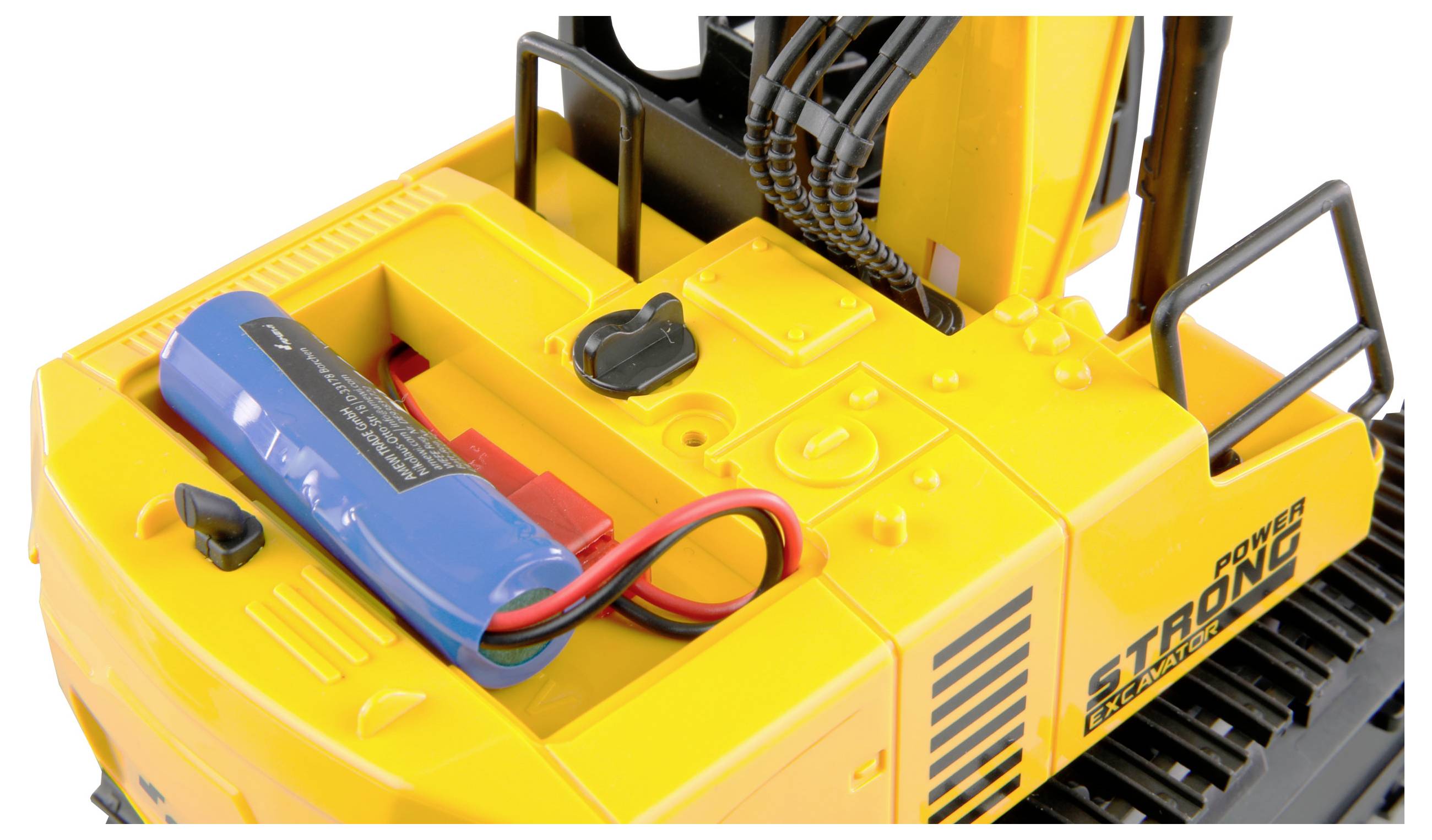 Gros plan d'un bulldozer-jouet jaune avec batterie et connexions de câbles visibles, montrant les détails de son design industriel.