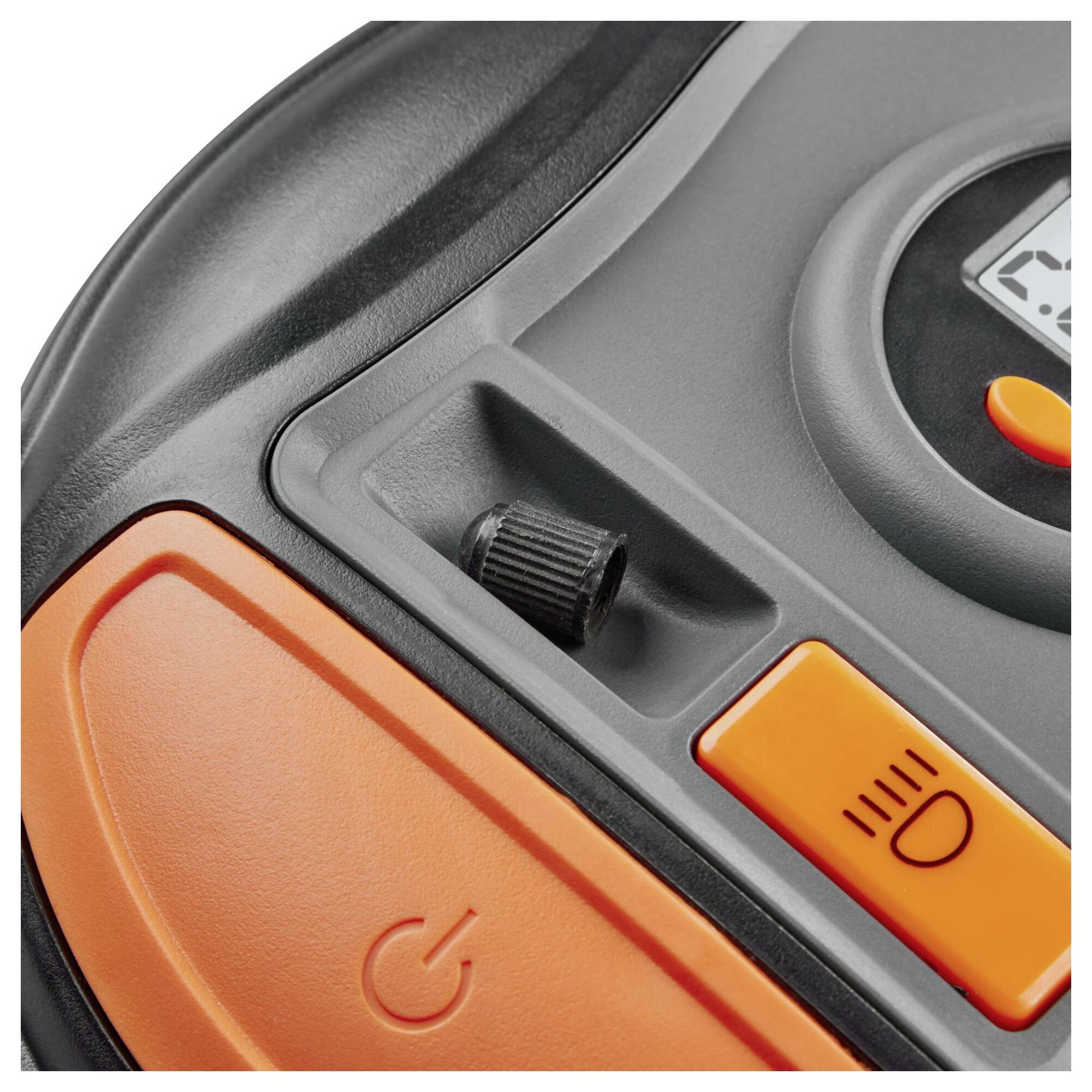 Gros plan d'un panneau de commande avec un interrupteur marche/arrêt orange et un bouton de réglage de l'intensité. Affichage numérique en haut à droite.