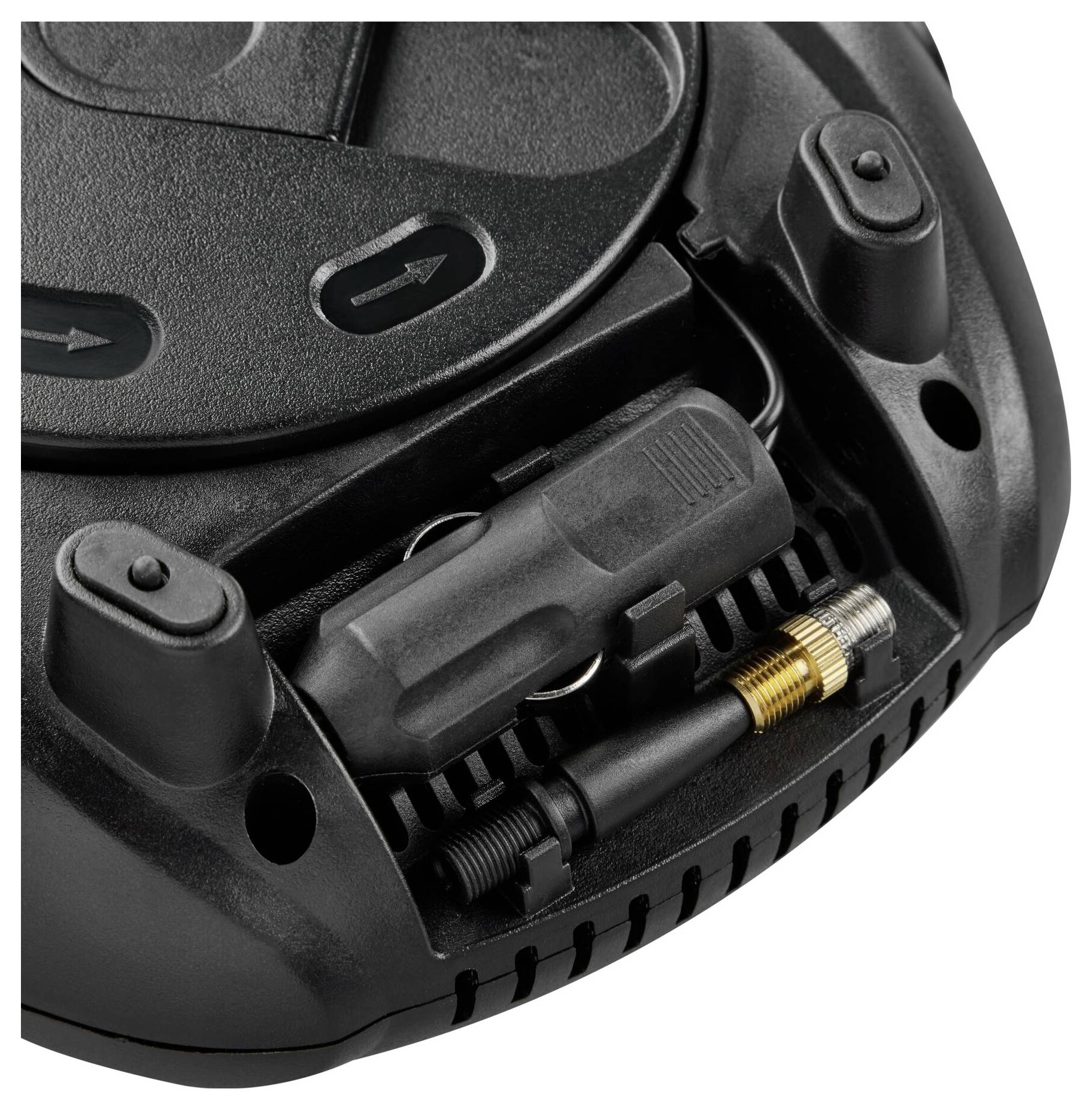 Un compresseur noir avec un adaptateur de valve de pneu, avec une connexion enfichable et un bouton-poussoir bien visibles en gros plan.