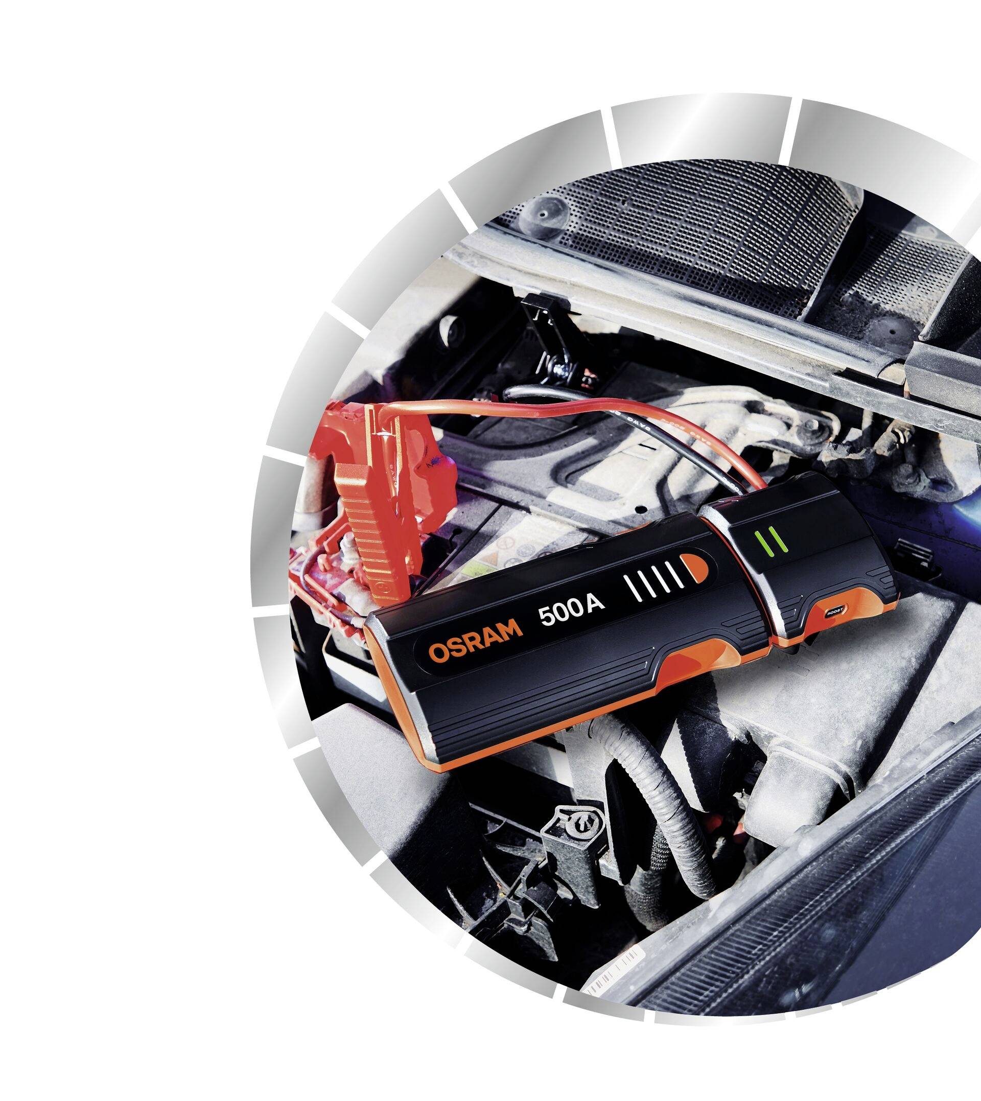 Un démarreur portable OSRAM connecté à la batterie d'une voiture, avec des pinces et des câbles visibles.
