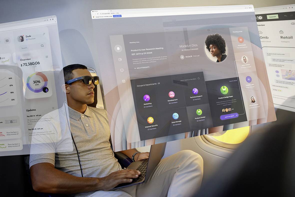 Un homme portant des lunettes de soleil est assis dans un avion avec un ordinateur portable. Différents tableaux de bord numériques et graphiques sont superposés, montrant des données et des interfaces utilisateur.