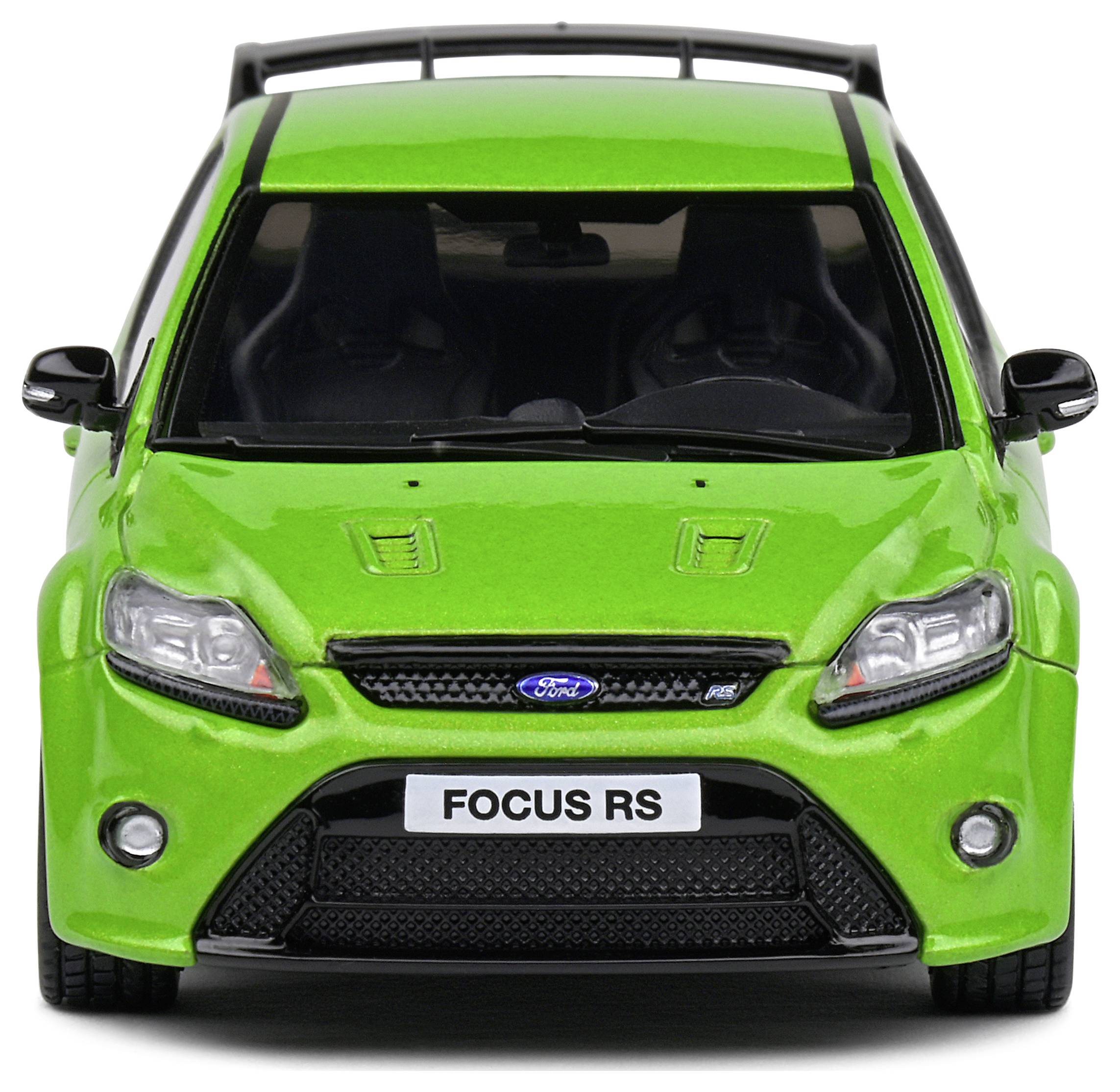 Une voiture verte avec l'inscription 'FOCUS RS' sur la plaque d'immatriculation, vue de face. Elle présente un design sportif et des phares nets.