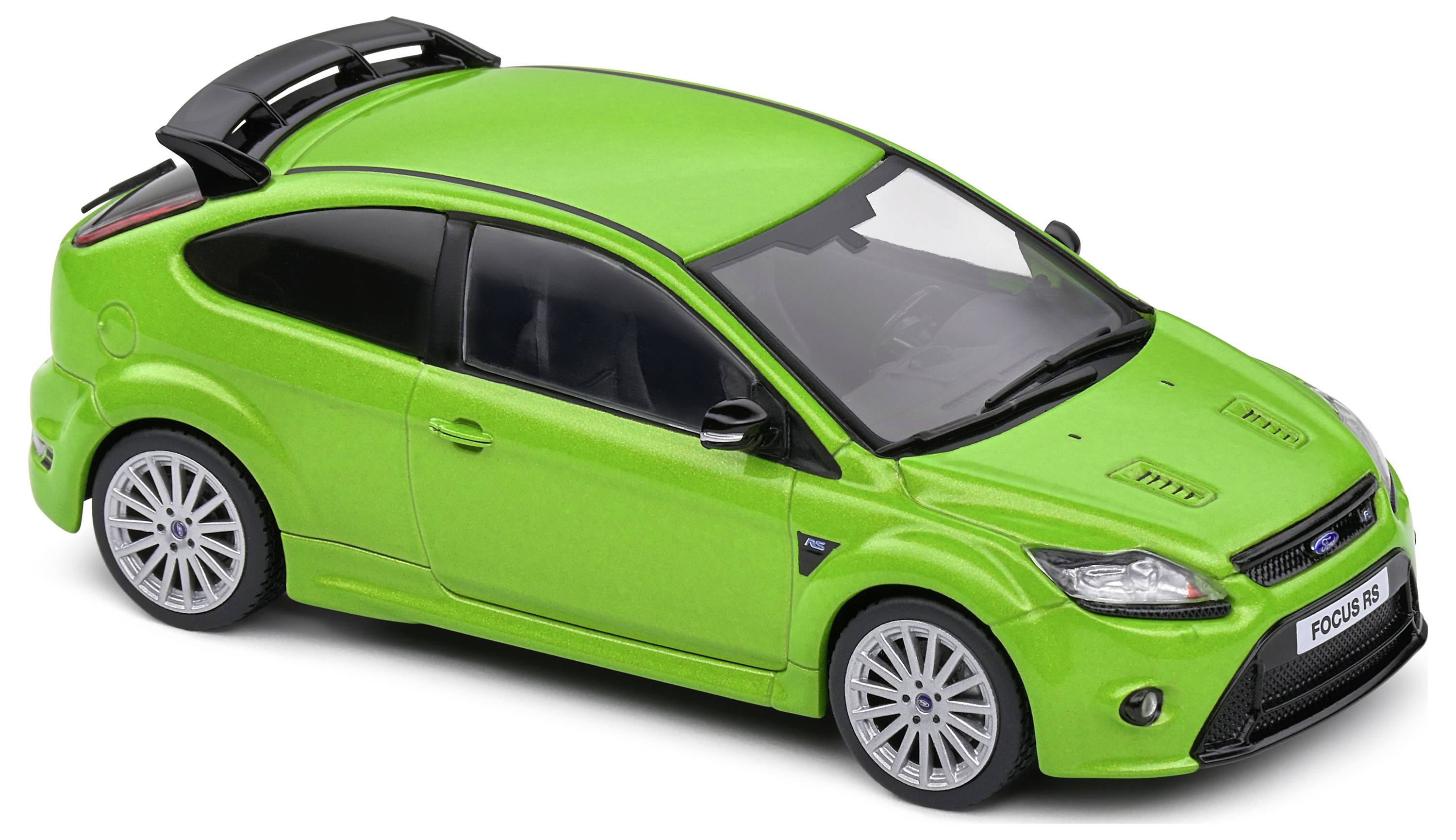 Voiture miniature verte d'un véhicule sportif avec aileron et jantes argentées, prise de côté.