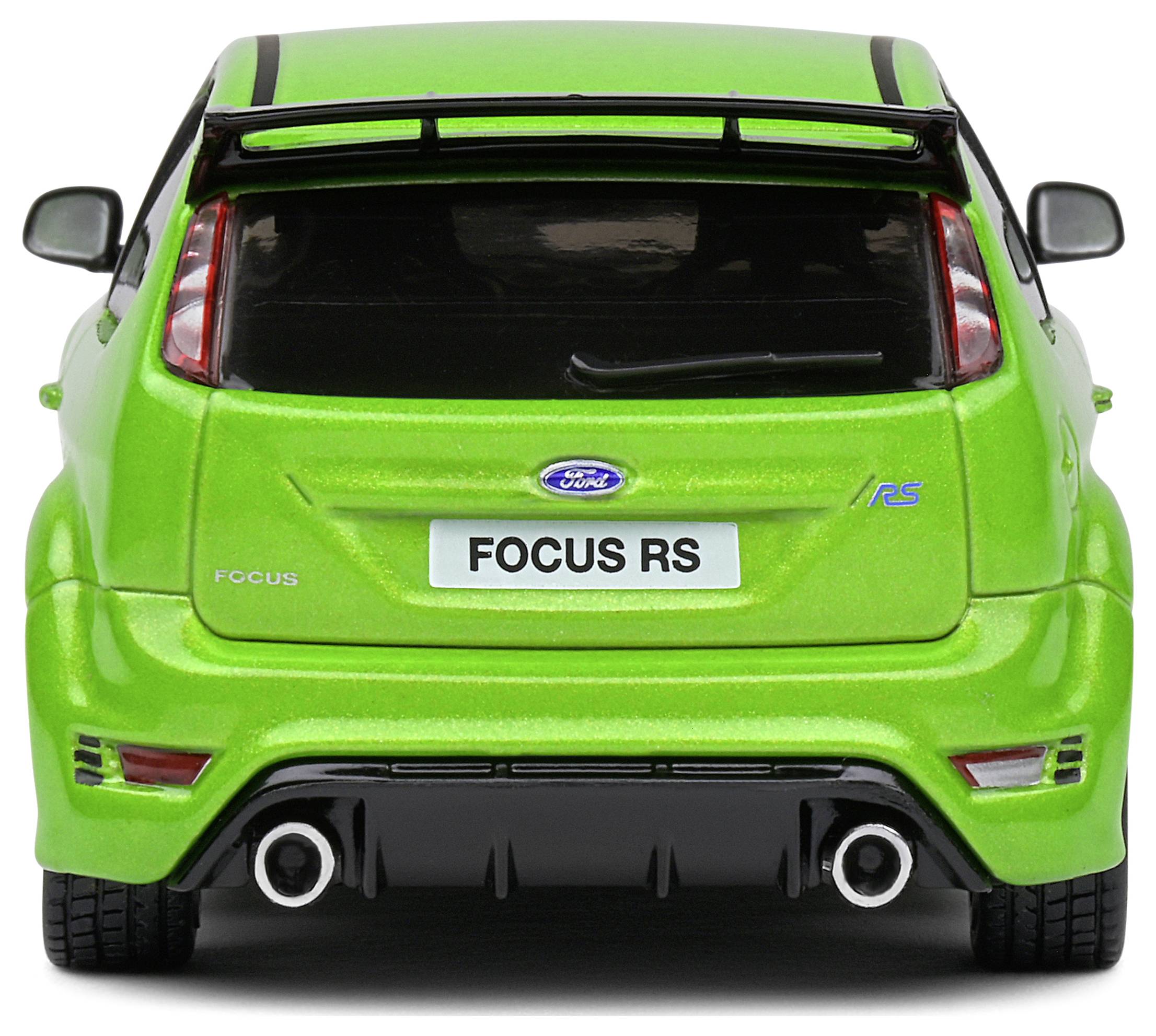 Une Ford Focus RS verte vue de l'arrière. Les détails visibles sont les feux arrière, le logo RS et un double échappement.