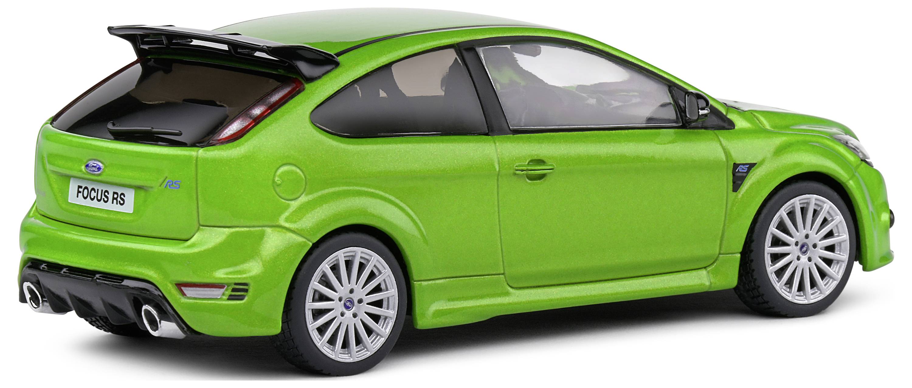 Voiture verte, vue de côté ; design sportif avec aileron et double échappement.