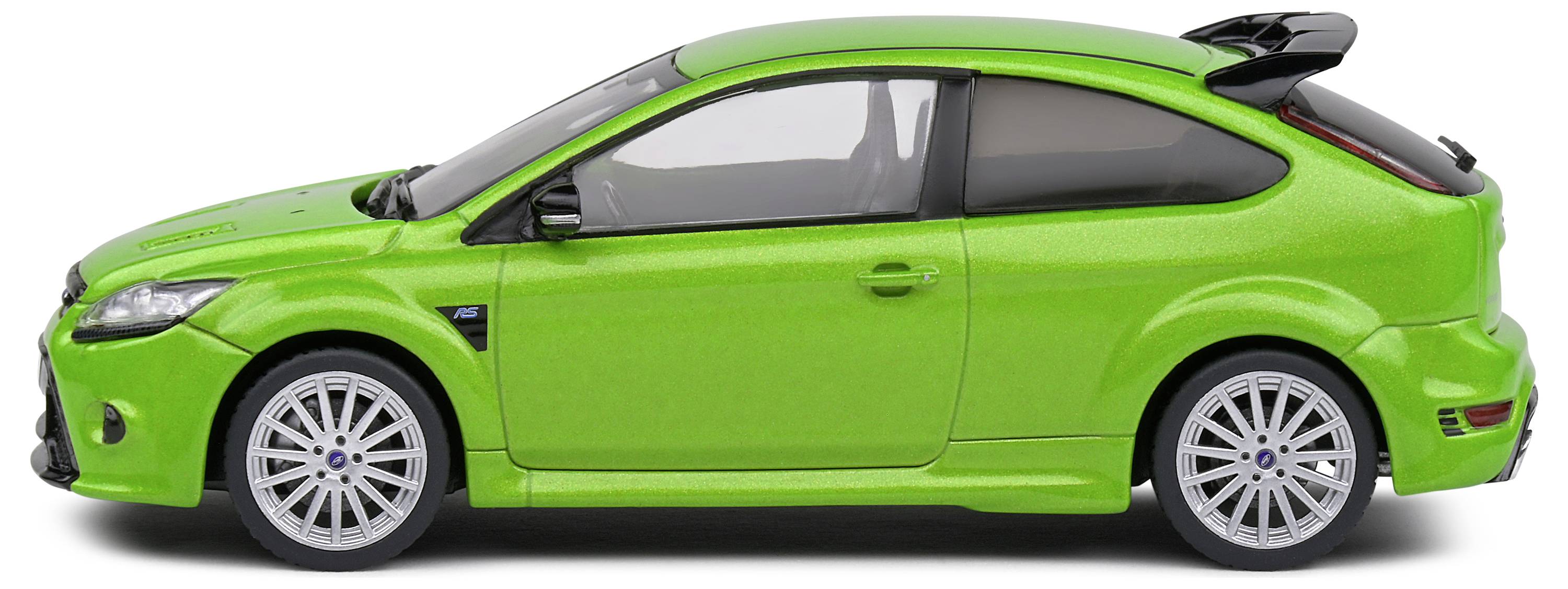 Voiture jouet verte à l'échelle. Vue de côté avec un design sportif et un aileron. Le contraste clair-obscur met en valeur les détails.