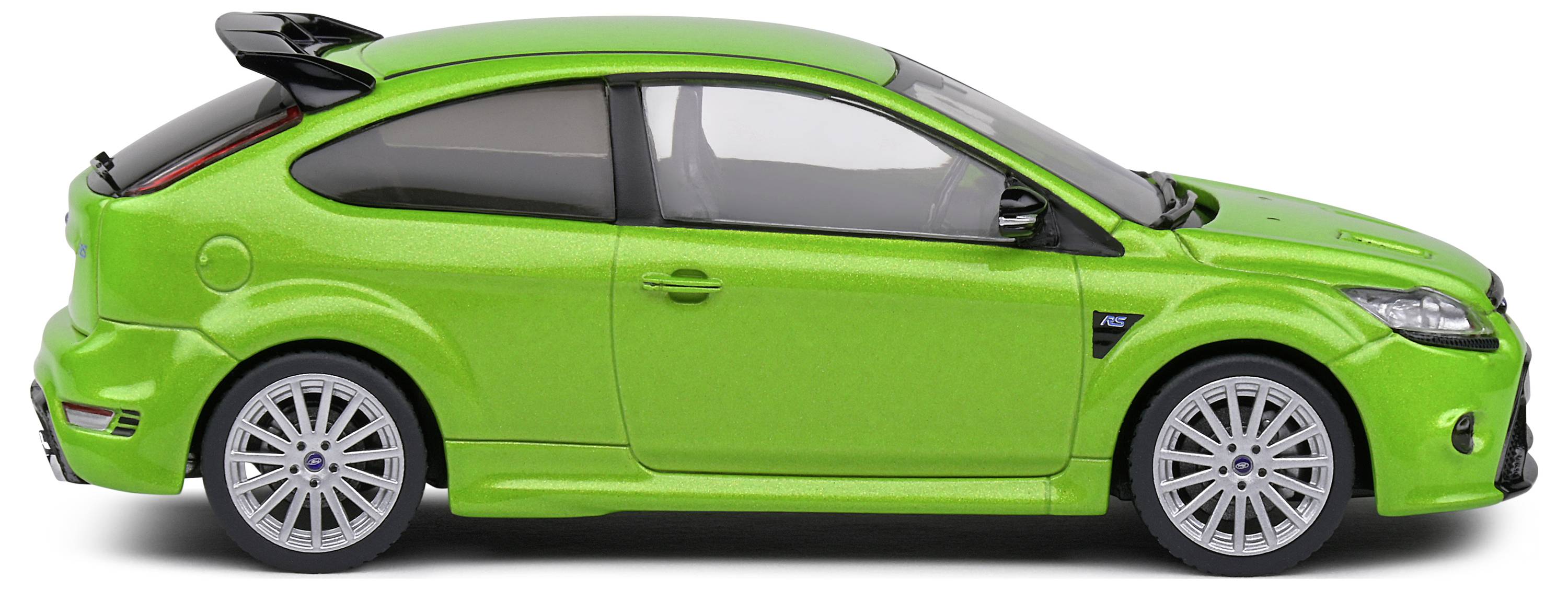 Une voiture miniature verte de profil, au design sportif et aux jantes argentées, sur un fond blanc.