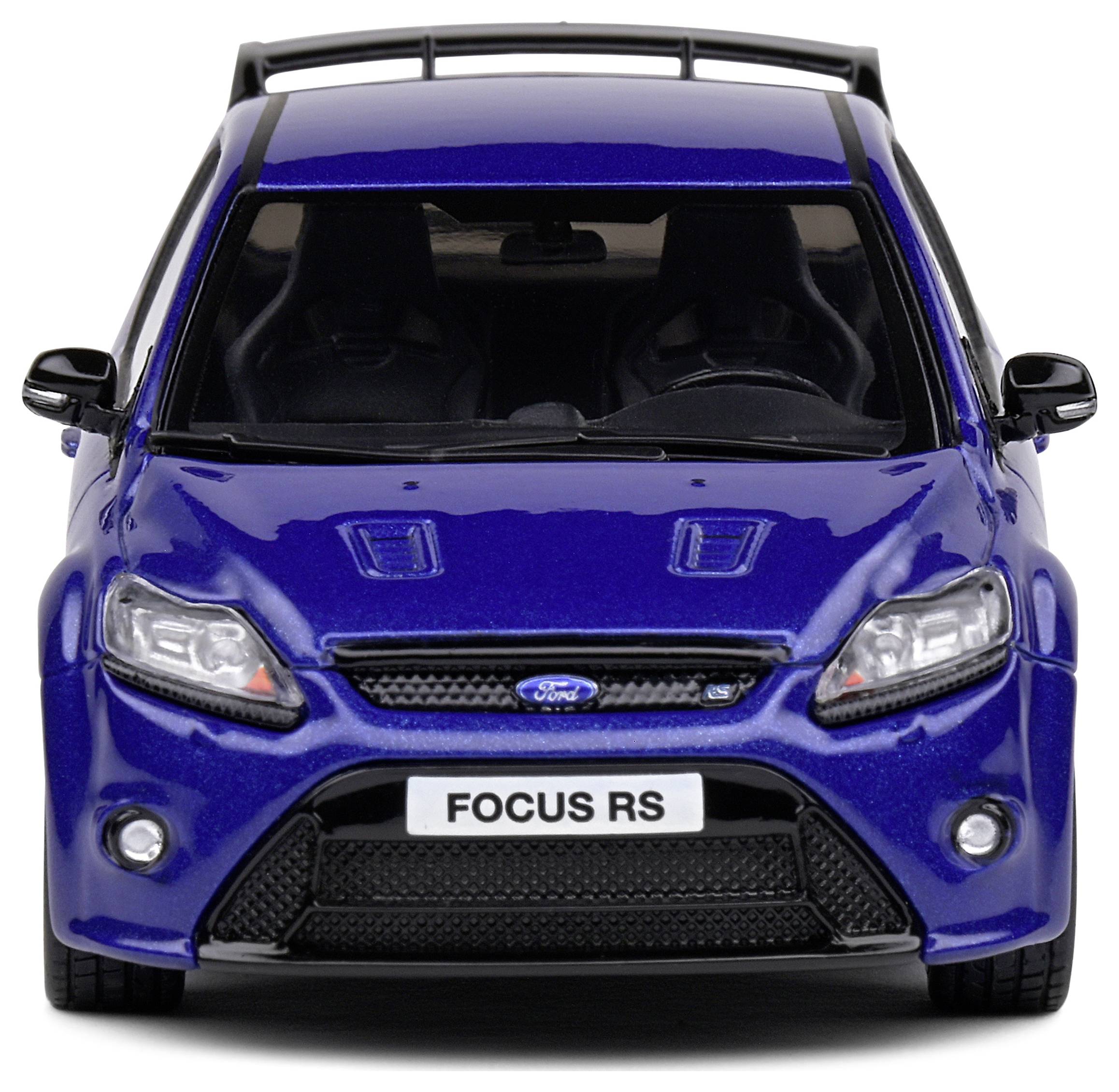 Un Ford Focus RS bleu de face, montrant ses détails sportifs et le logo de la marque sur la calandre.