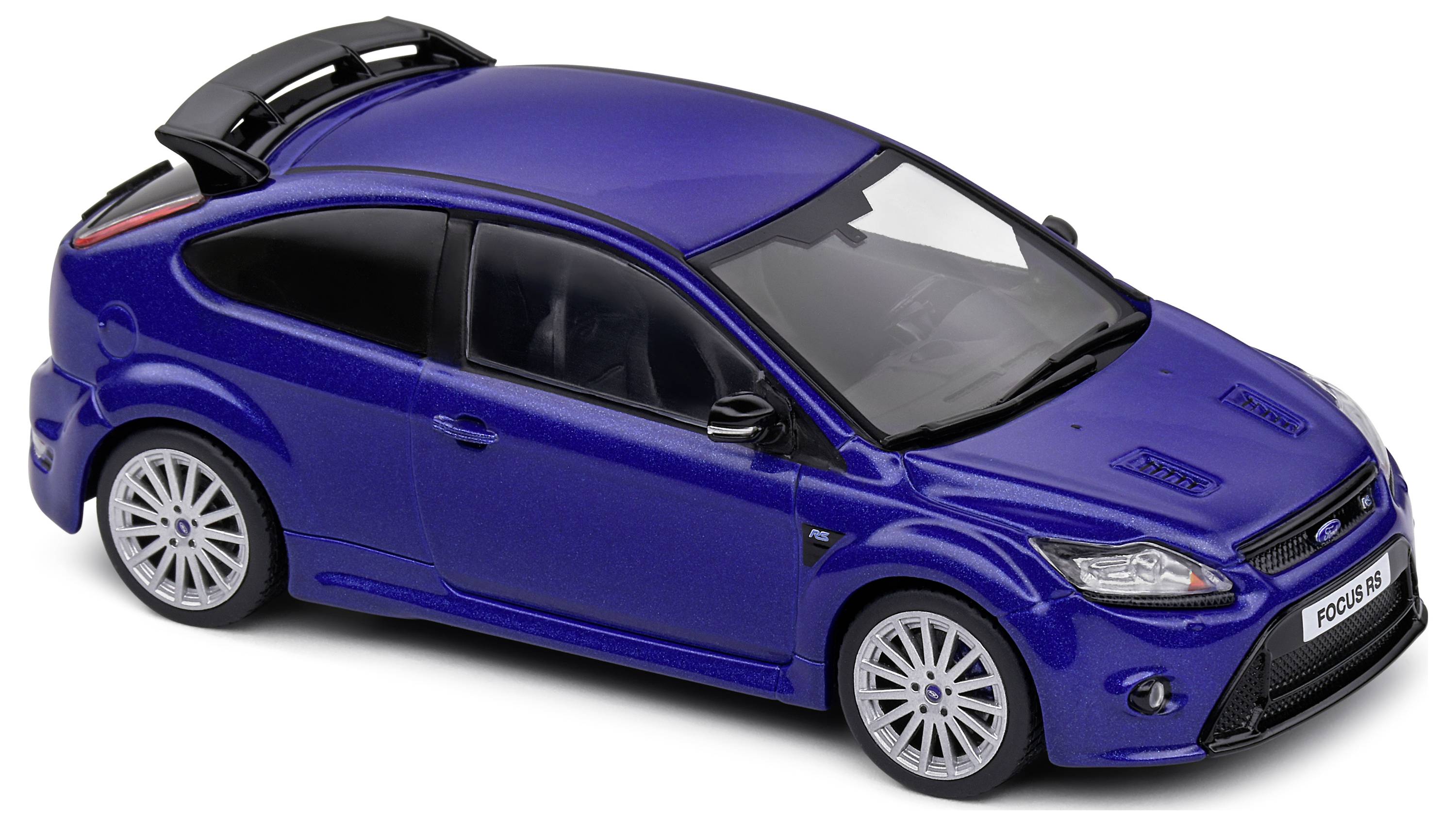 Voiture miniature bleue d'un Ford sportif avec des jantes marquantes et un spoiler, sur fond blanc.