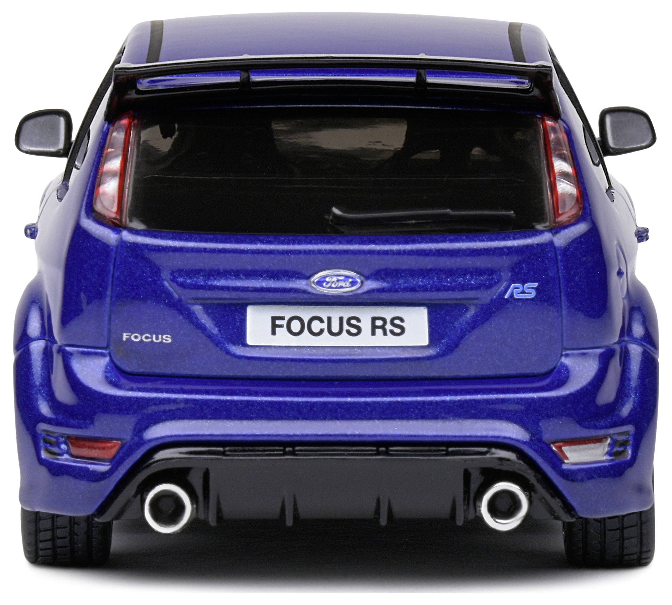 Une voiture de sport bleue vue de l'arrière, modèle 'Focus RS', avec un aileron imposant et un double échappement.