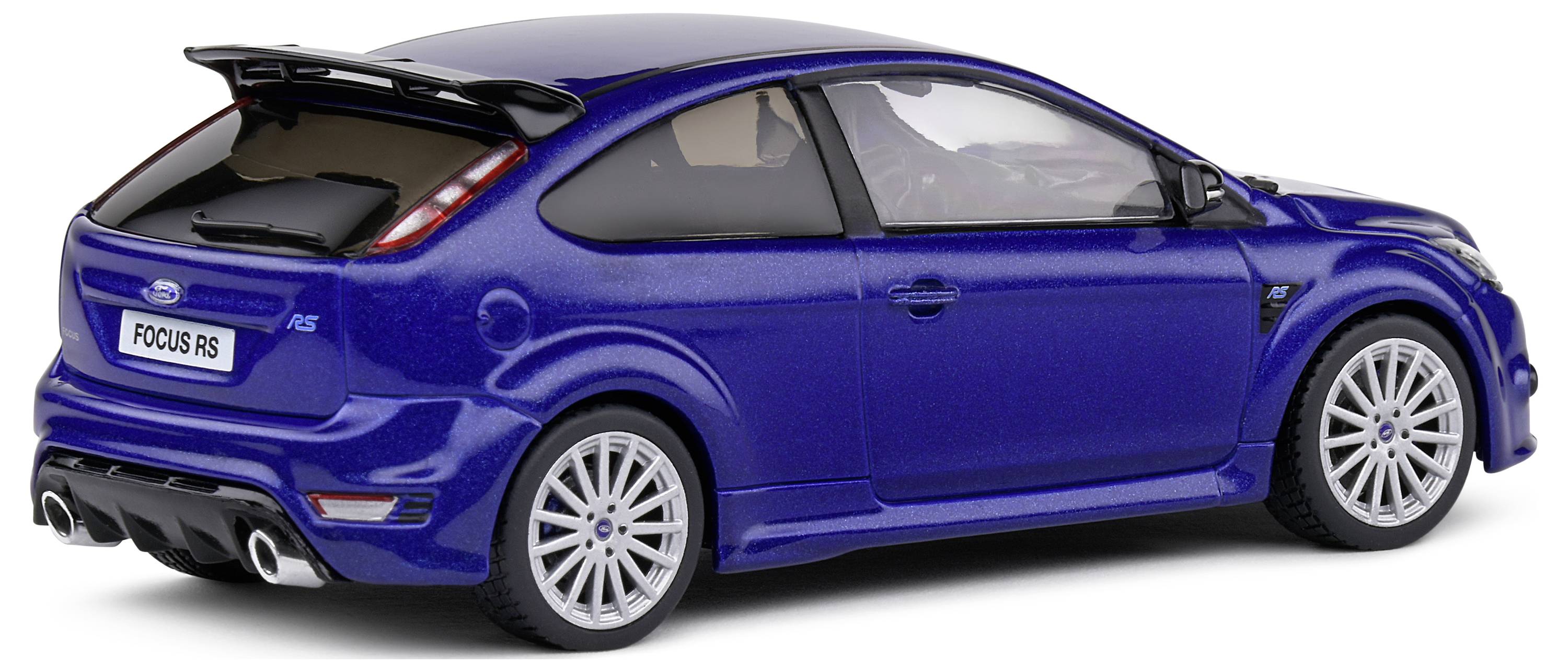 Voiture bleue, vue arrière, modèle 'Focus RS', design sportif, jantes argentées, double échappement, lignes dynamiques.