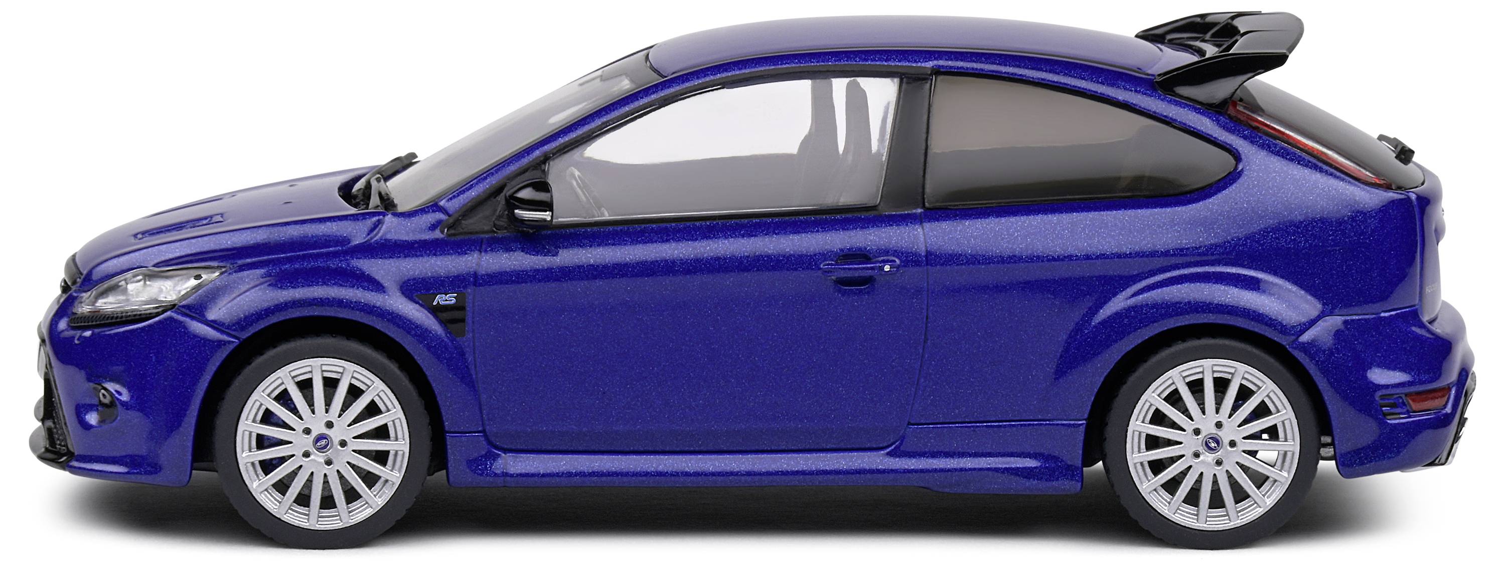 Une voiture miniature bleue, vue de côté, à l'échelle 1:24, présente un design sportif avec des jantes marquantes et un aileron arrière.