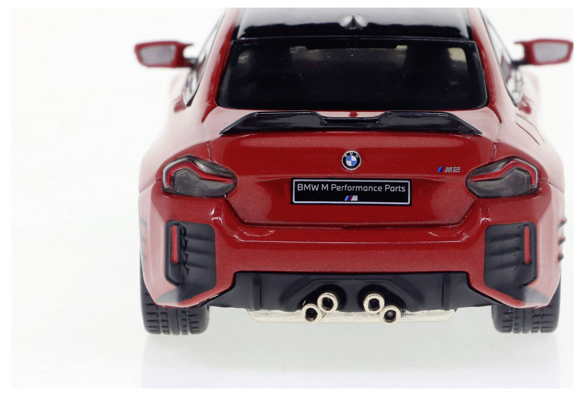 Voiture miniature BMW rouge vue de l'arrière, avec le logo 'BMW M Performance Parts' visible sur le hayon.