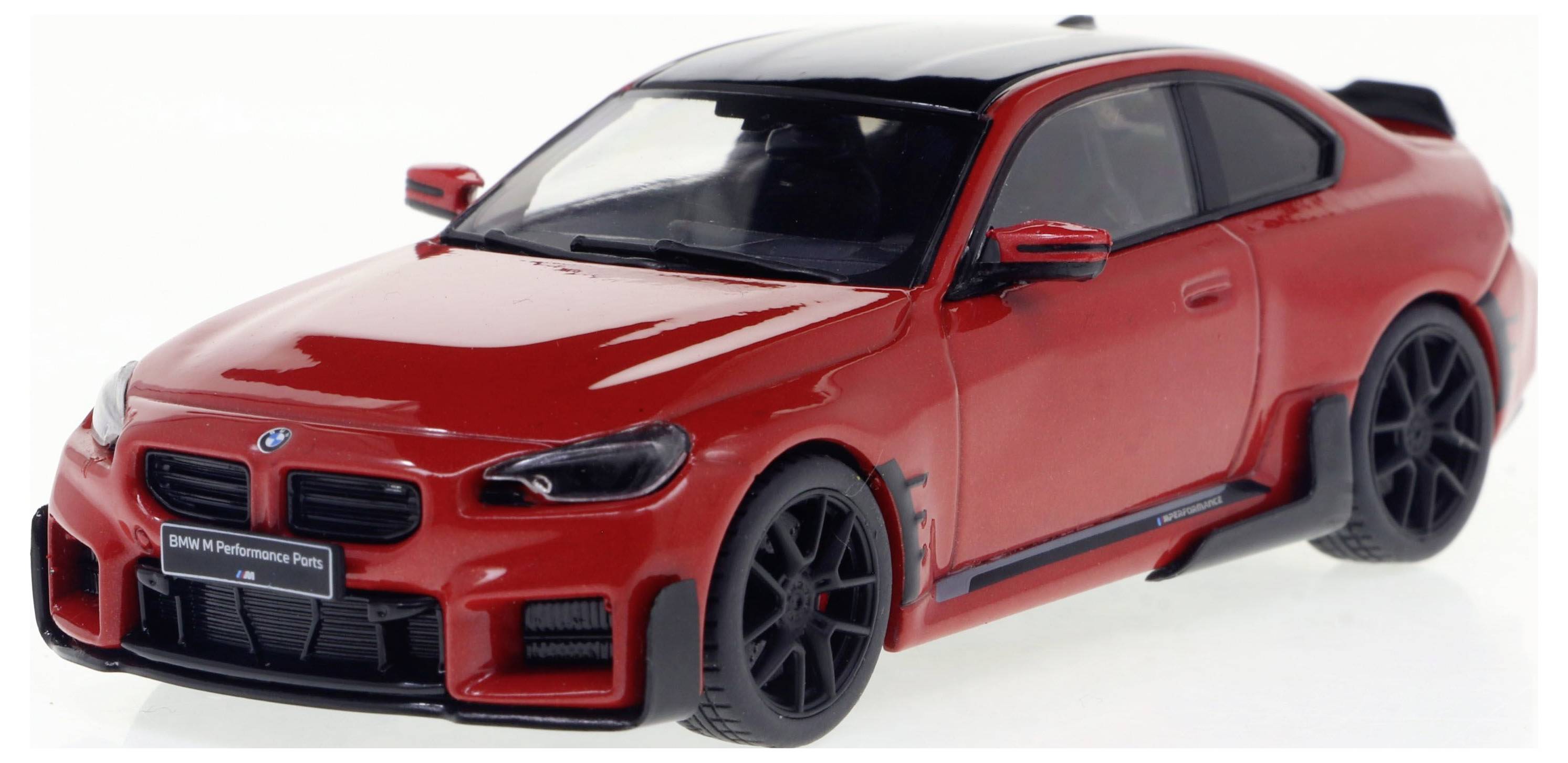 Modèle de voiture de sport rouge avec toit et jantes noirs, présentant un design moderne et une forme aérodynamique, positionné sur un fond blanc.
