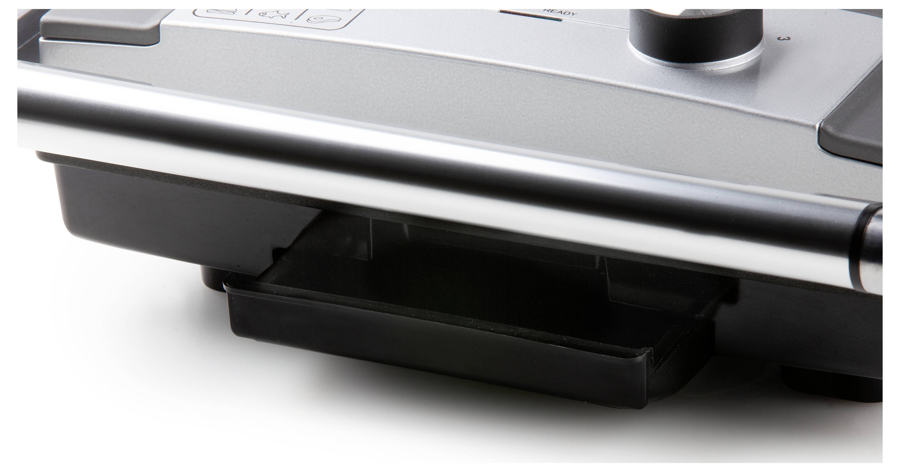 Un gros plan d'un grill de contact avec un bac à graisse coulissant qui facilite le nettoyage facile.