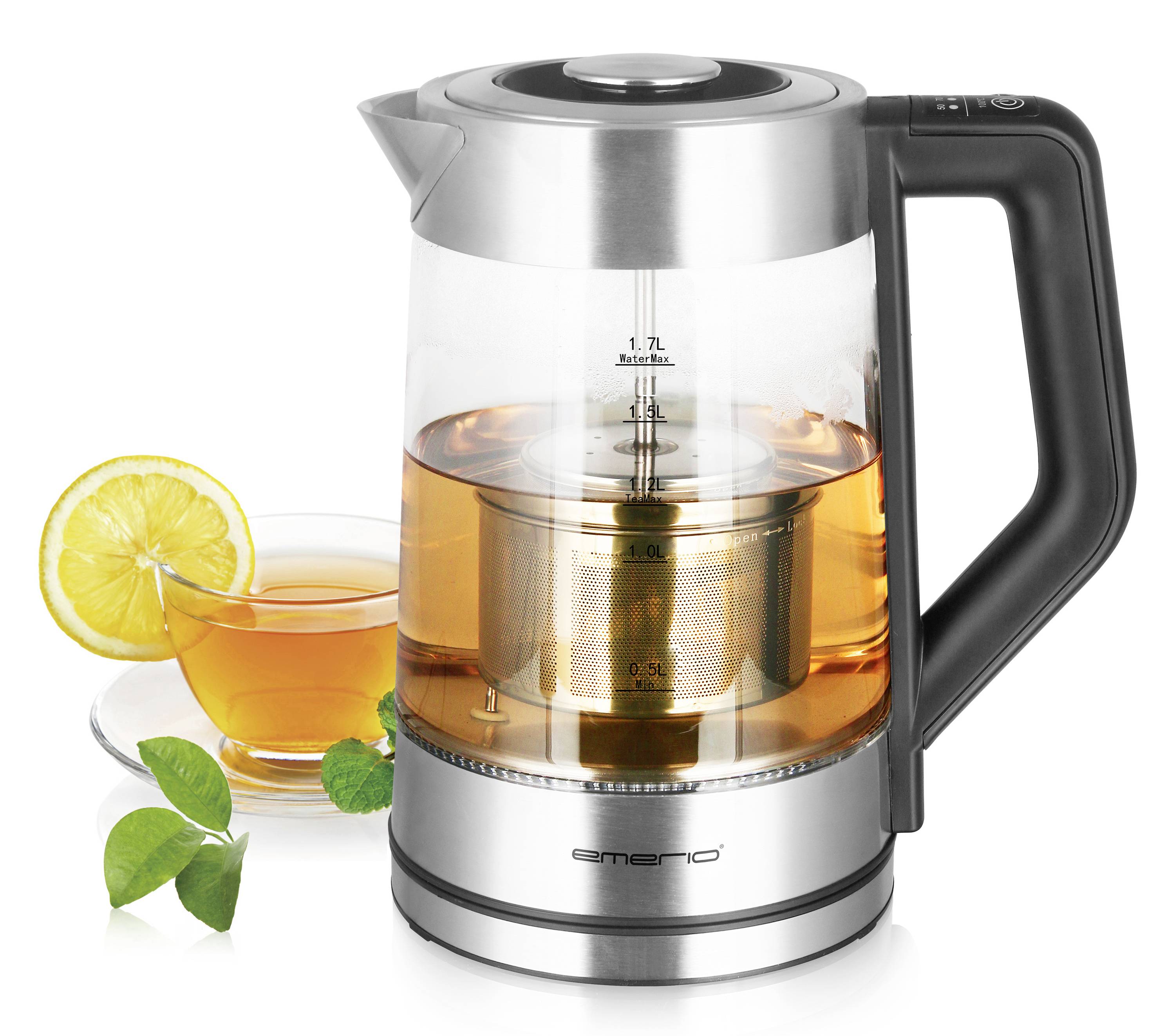 Un bouilloire électrique en verre avec une poignée noire, remplie de thé. À côté, une tasse de thé avec une tranche de citron et des feuilles fraîches.