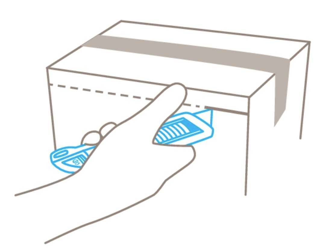 Une main guide un outil tranchant le long de la ligne pointillée sur un carton pour l'ouvrir.