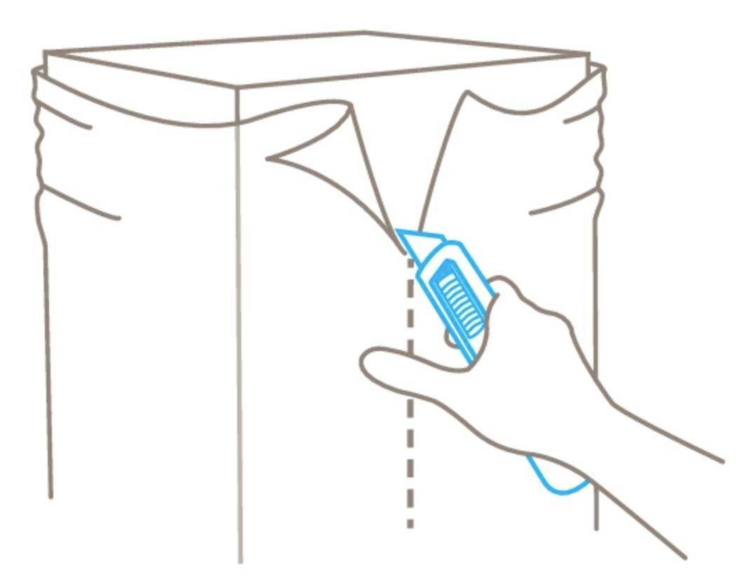 Une main utilise un cutter pour ouvrir le carton le long de la ligne pointillée. Le carton est fermé en haut.