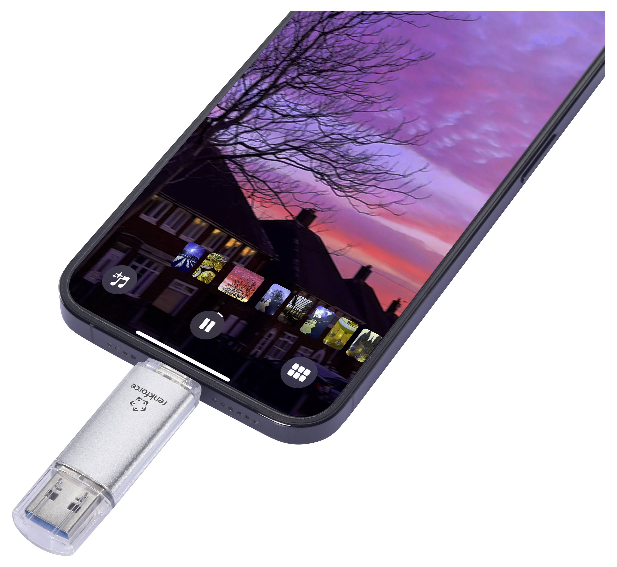Un téléphone intelligent affichant une photo de coucher de soleil est connecté à une clé USB, ce qui suggère un transfert de fichiers ou un accès à un stockage externe.