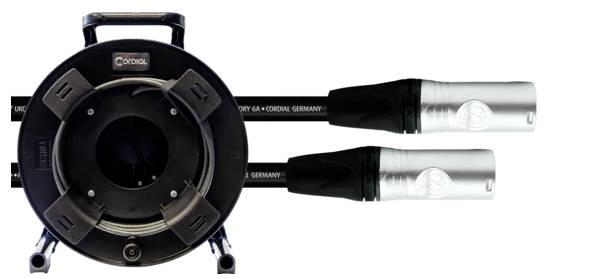 Enrouleur de câble avec deux câbles de microphone connectés, prêt à être utilisé pour des enregistrements sonores ou des performances scéniques.