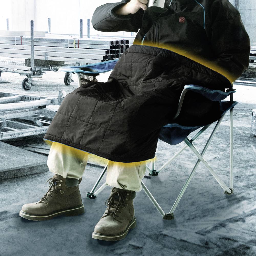 Une personne est assise sur une chaise pliante, portant une veste isolante, buvant dans une tasse. L'environnement semble industriel.