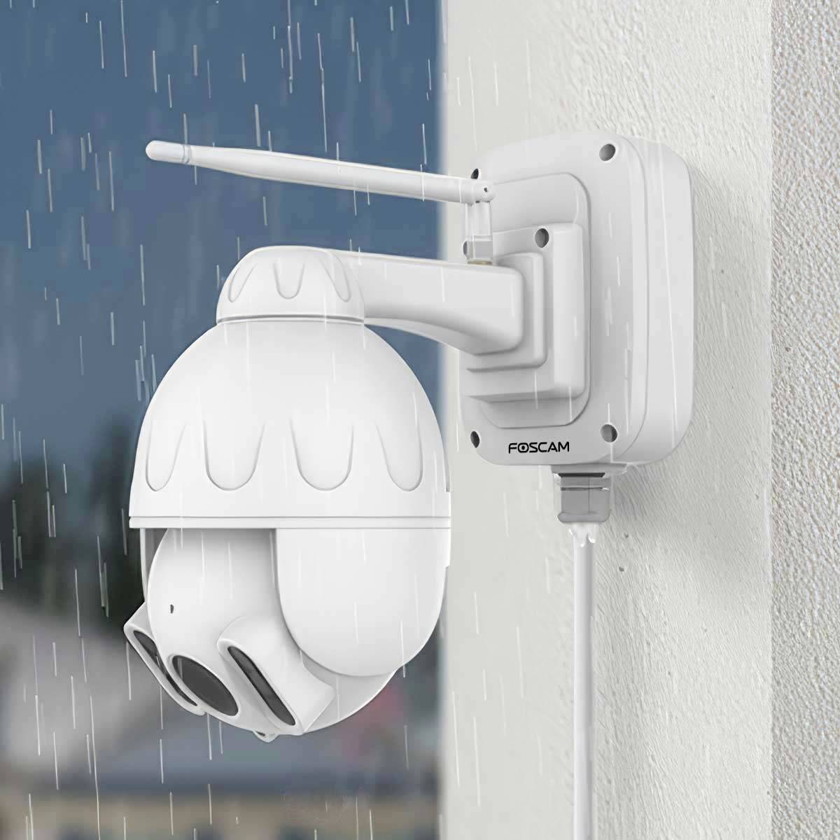 Caméra de surveillance résistante aux intempéries fixée au mur, présentant sa fonction de protection contre la pluie.
