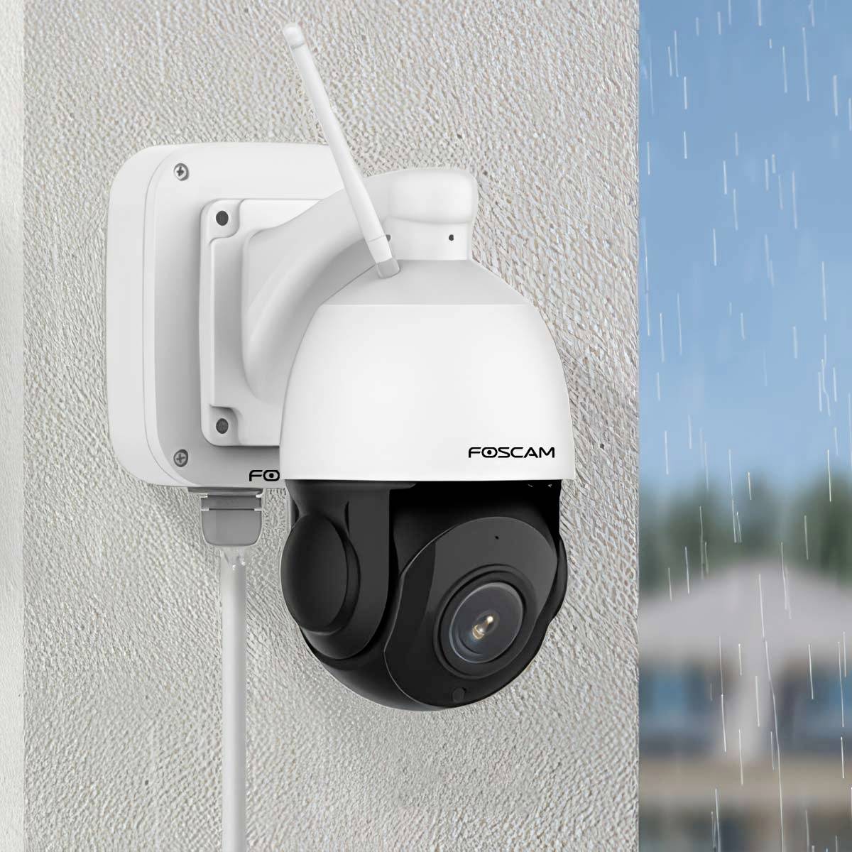 Caméra de surveillance Foscam montée sur un mur, avec de la pluie en arrière-plan, illustrant sa fonction de protection contre les intempéries.