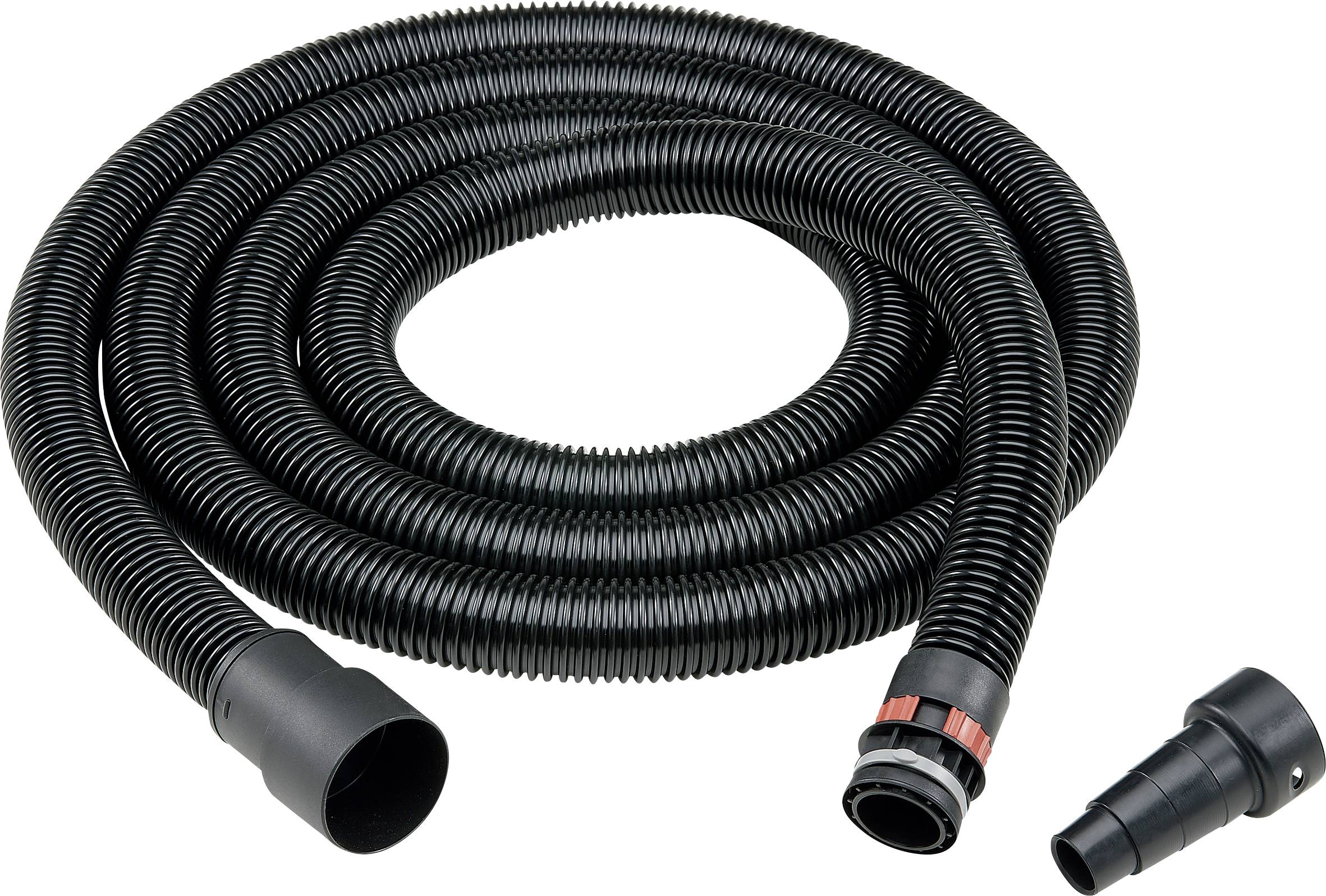 Un tuyau d'aspirateur noir avec deux embouts différents. Le tuyau est enroulé en spirale.