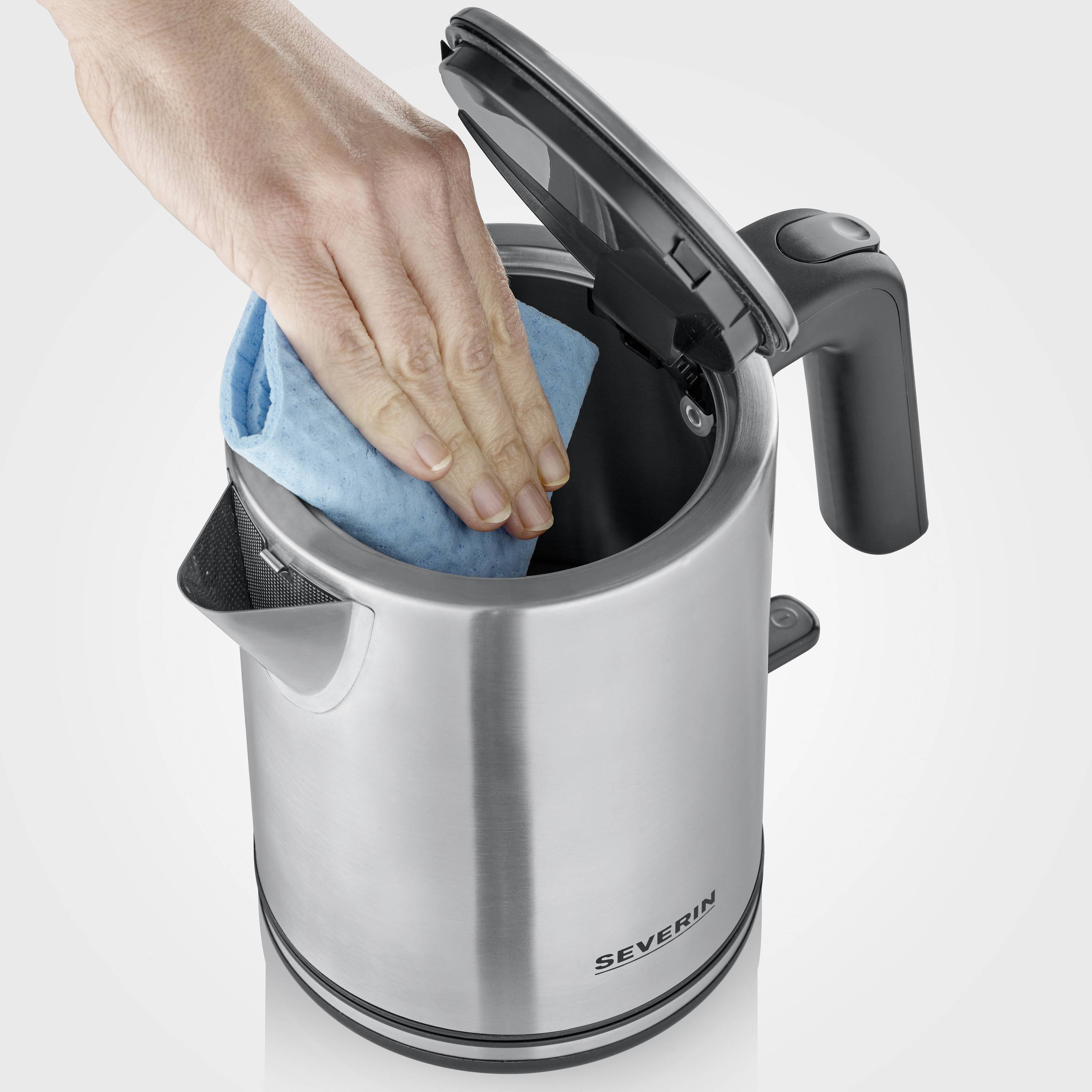 Une main nettoie l'intérieur d'une bouilloire Severin ouverte, argentée, à l'aide d'un chiffon bleu.