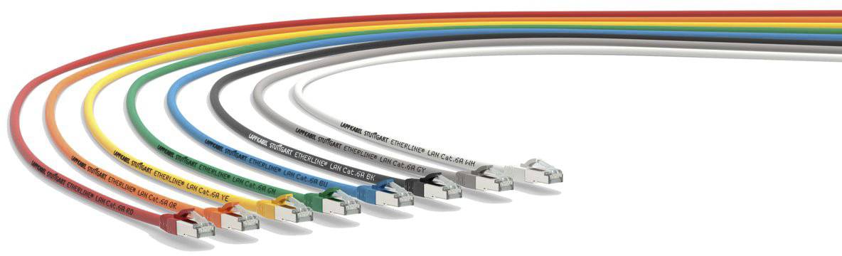 Plusieurs câbles Ethernet de différentes couleurs passent parallèlement les uns aux autres. Chaque câble se termine par un connecteur RJ45.